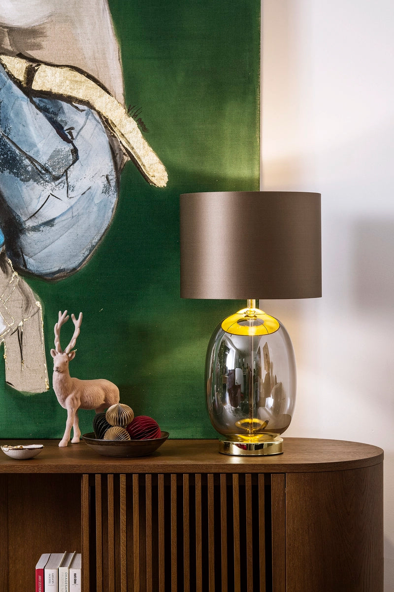 Tischlampe SALVADOR rauchiges Glas mit braunem Schirm und goldener Veredelung