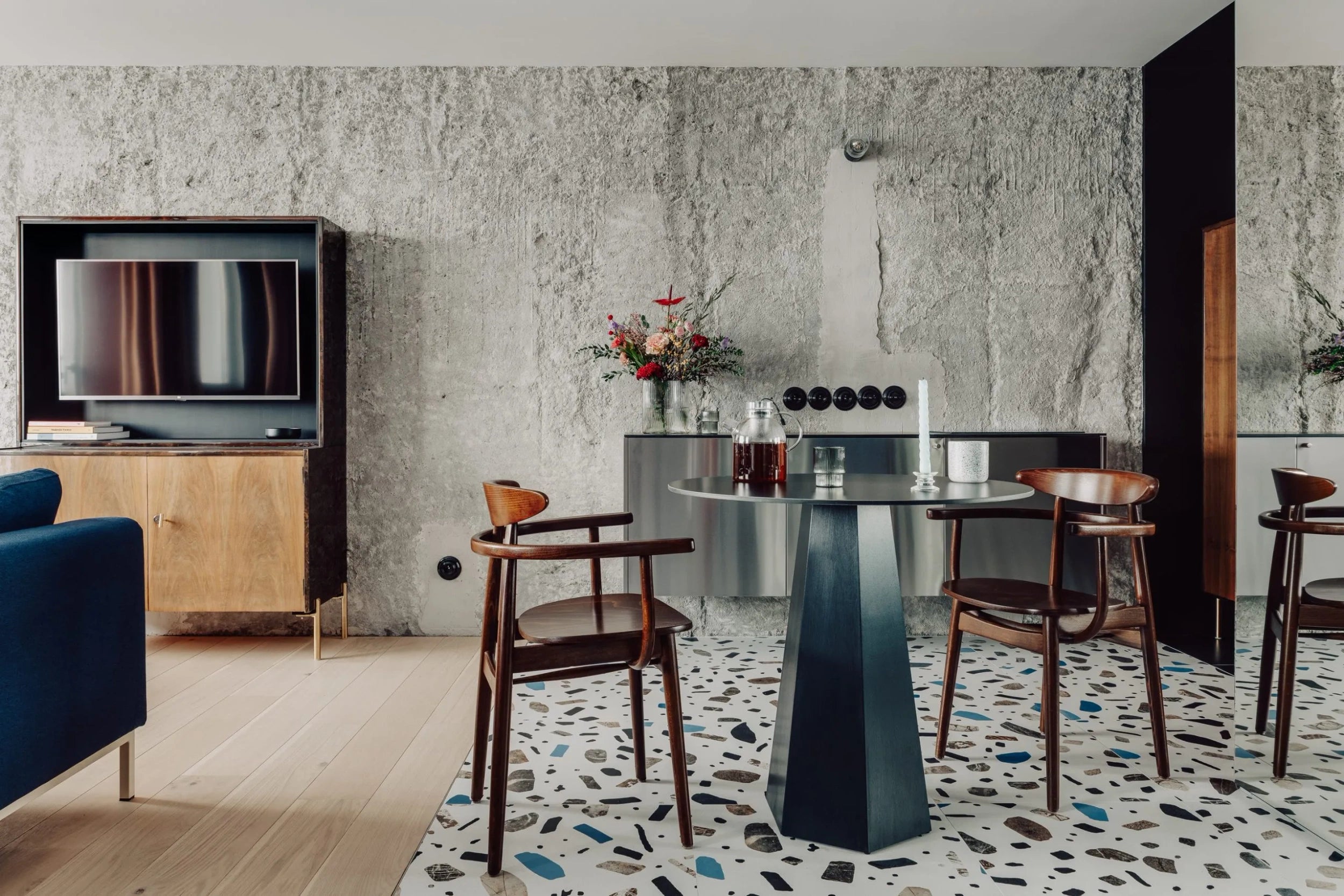 Ein Stuhl mit den gestrigen B-4101-Holzarmländern