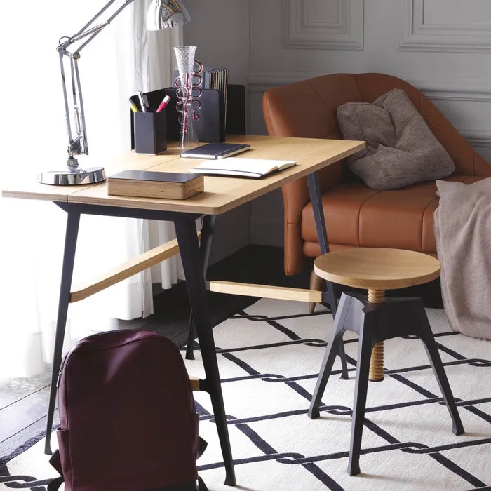 Tragbarer Stuhlatelier -Eichenholz mit einer schwarzen Basis