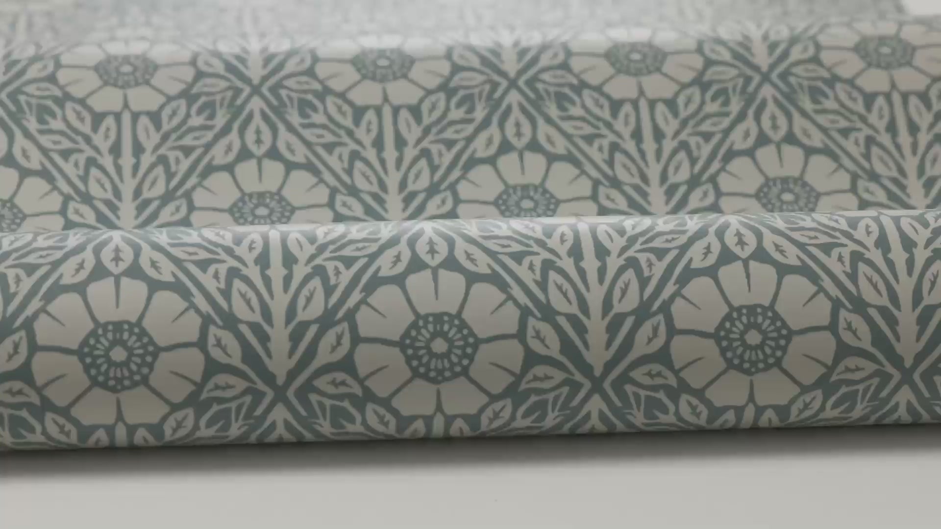 Tapete mit pflanzlichem Muster in Blumen NYPONROS blau mit Weiß