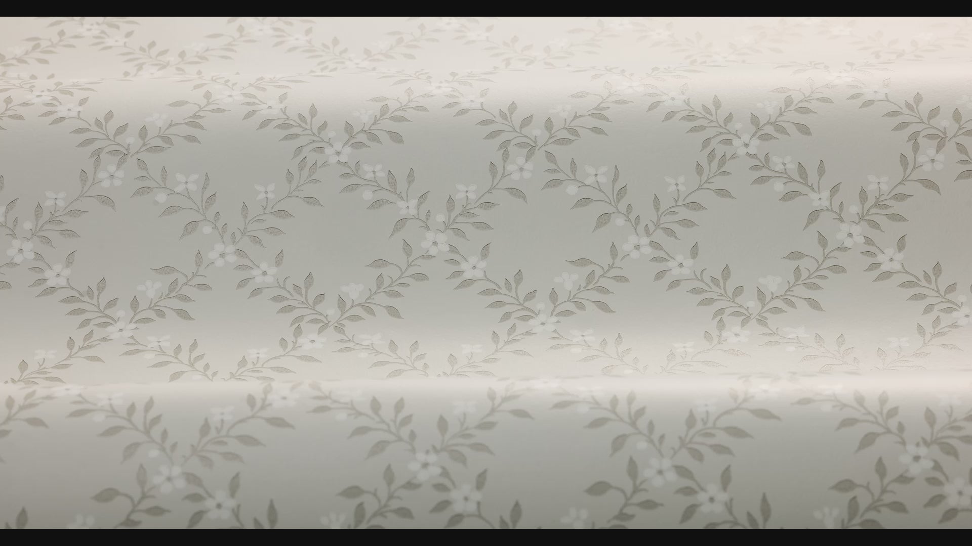 Beige floral motif wallpaper SOMMARSLÖJA with white