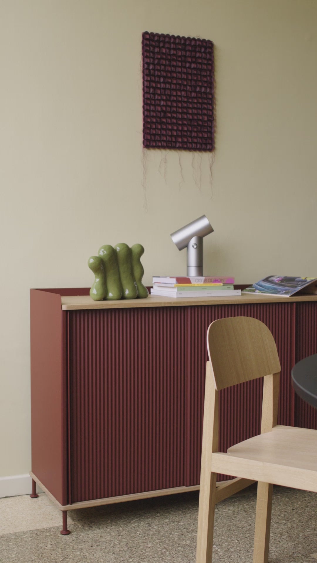 Szafka ENFOLD bordowy z dębowym blatem