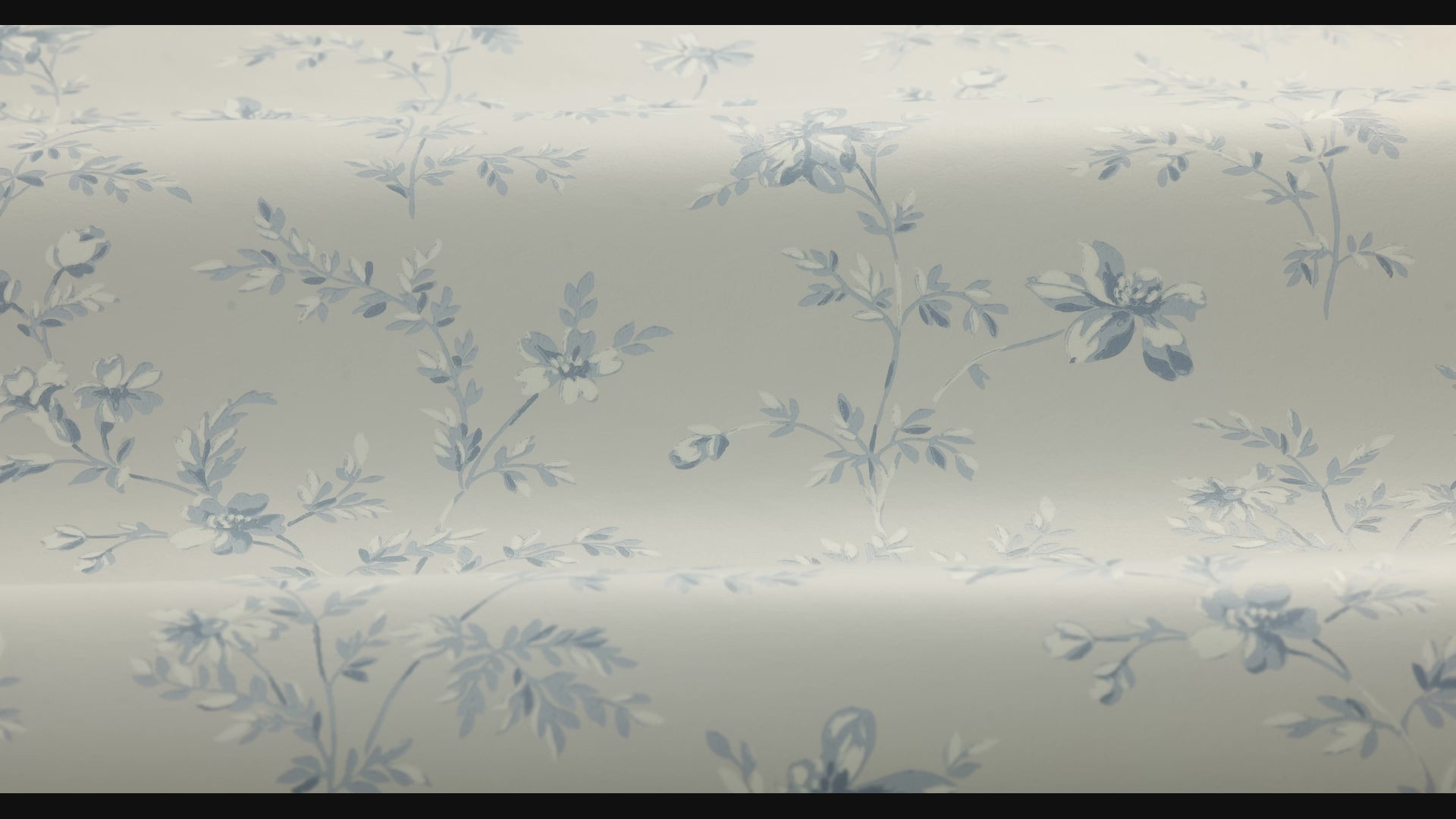 ÄNGSBLOMMA Beige Wallpaper with Floral Motif in Blue