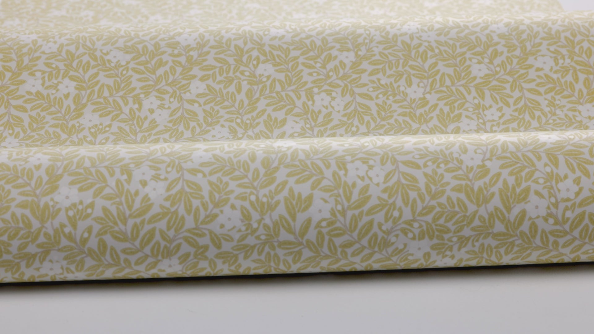 Tapete mit pflanzlichem Motiv von Blumen und Blättern MYRTEN gelb mit weiß