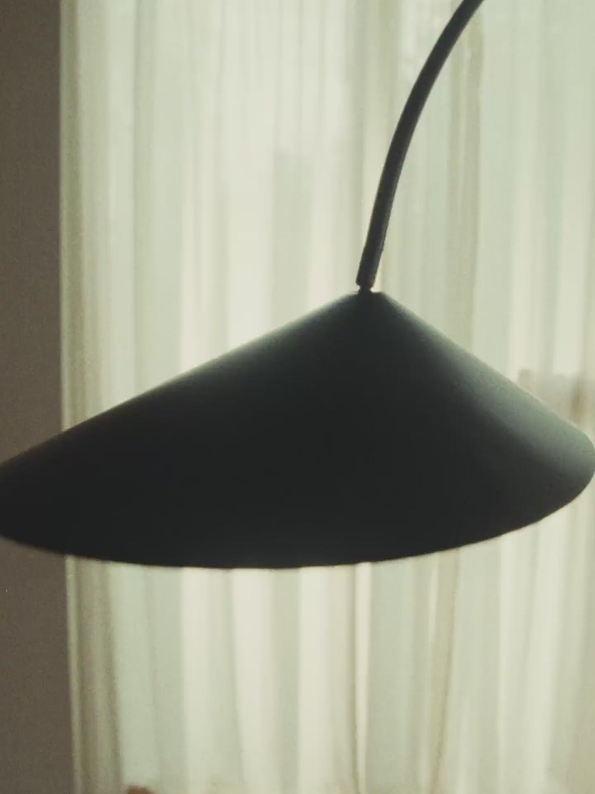 Bogen-Stehlampe ARUM beige Travertin