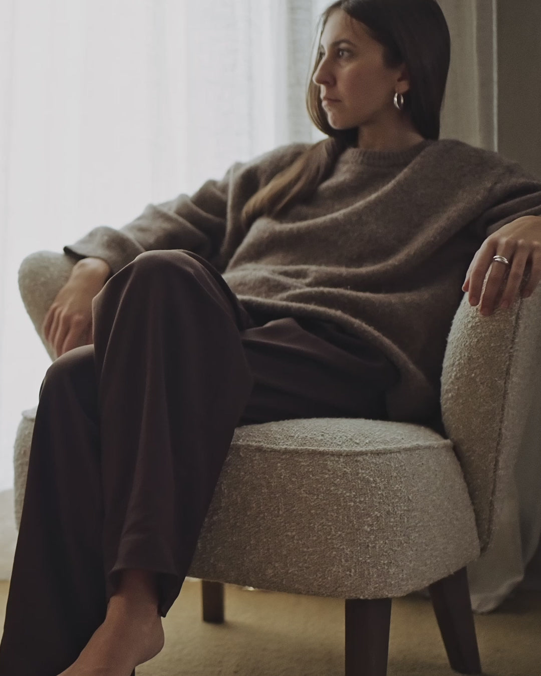 Sessel INGEBORG in Granatblau mit dunklem Eichenfuß