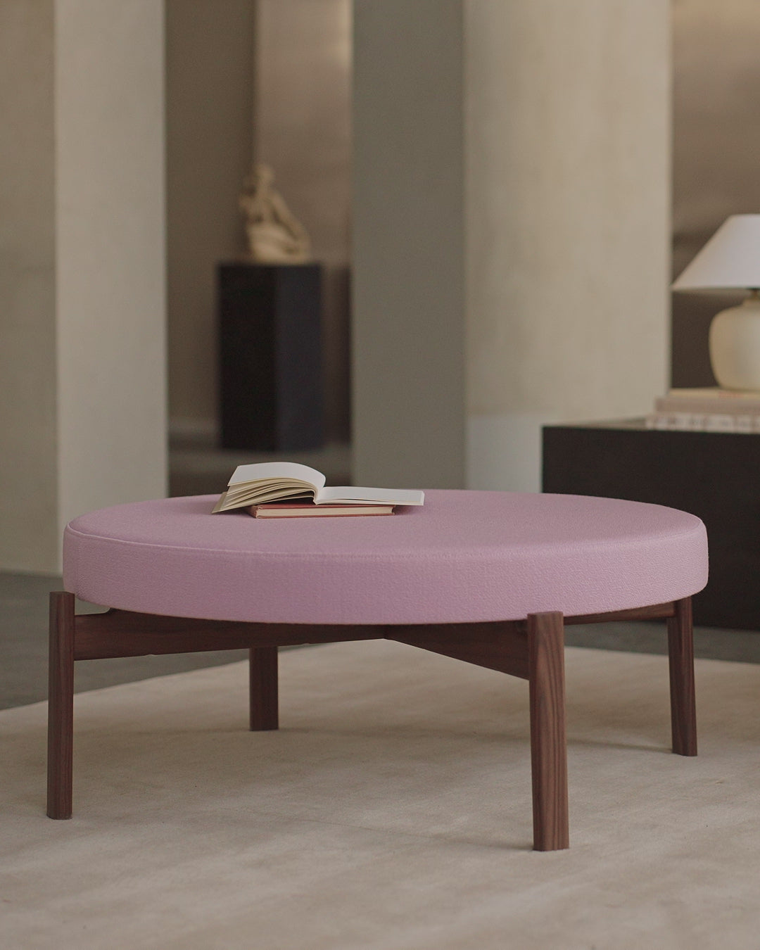 Puf PASSAGE blau mit Eichenbasis