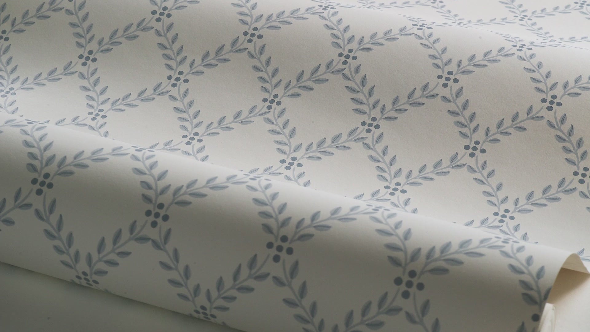 Tapete mit geometrischem Pflanzenmuster TRELLIS LEAVES creme mit blau