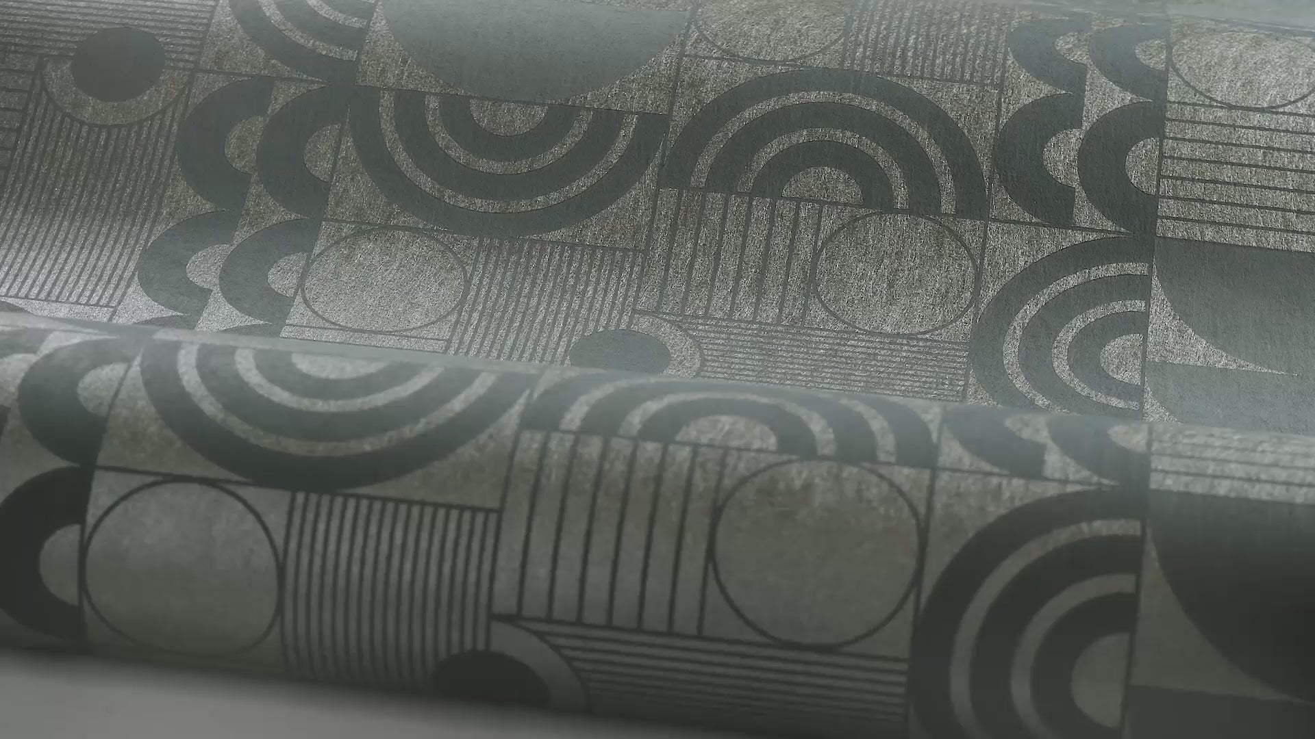 Non-woven paper wallpaper with a geometric pattern COSMOPOLITAN green