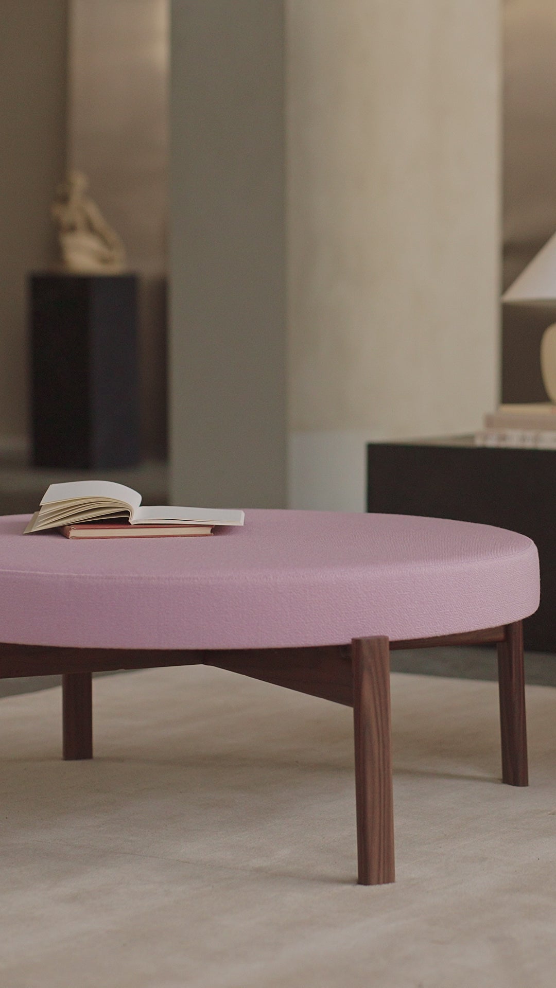 Puf PASSAGE blau mit Eichenbasis