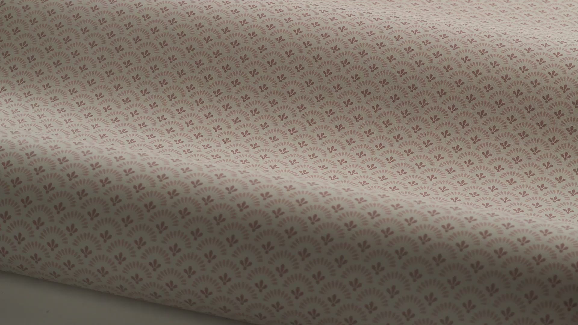 Geometric Wallpaper with Daisy Flower Motif in Brown