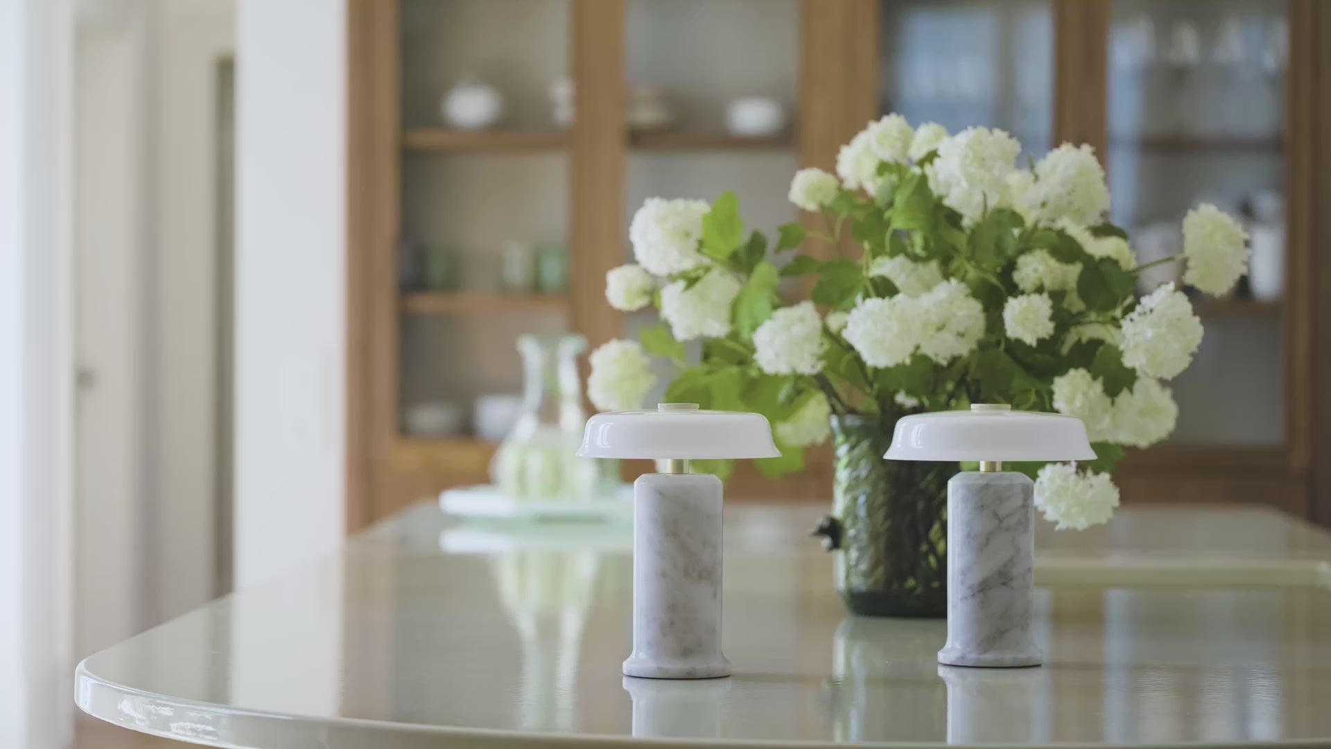 Tragbare Lampe TRIP NO. 2 weißer Marmor mit milchweißem Glas