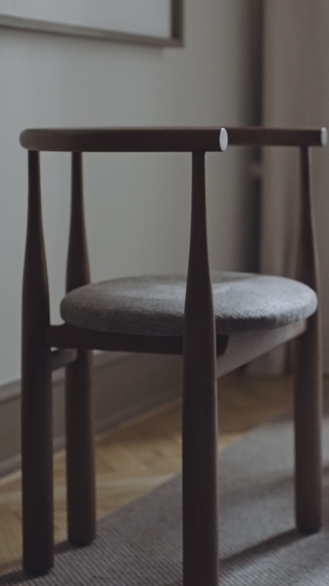 Bukowski -Stuhl mit einer Nussbasis gepolstert