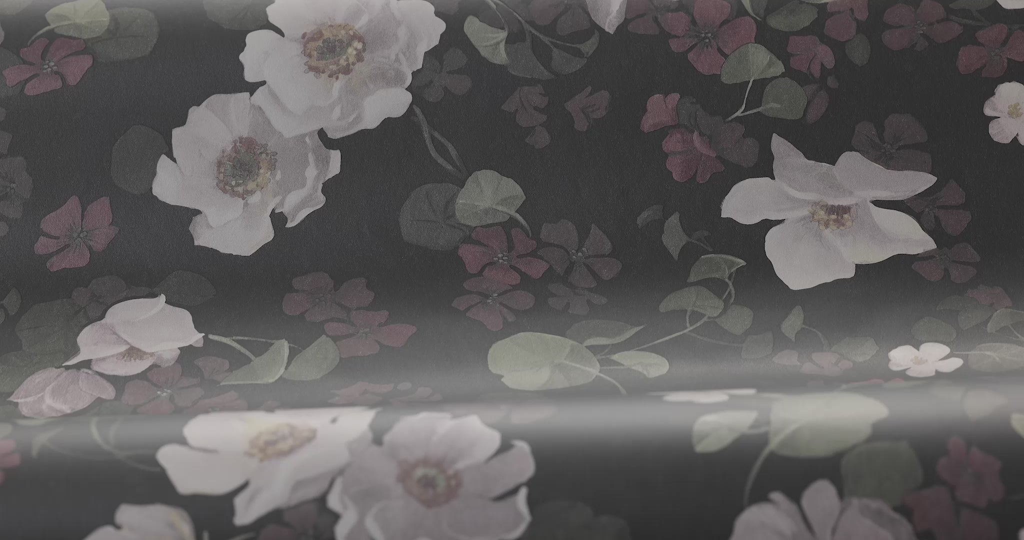 Vlies-Tapete mit pflanzlichem Muster ENCHANTING FLOWER in gedämpftem Braun mit Weiß