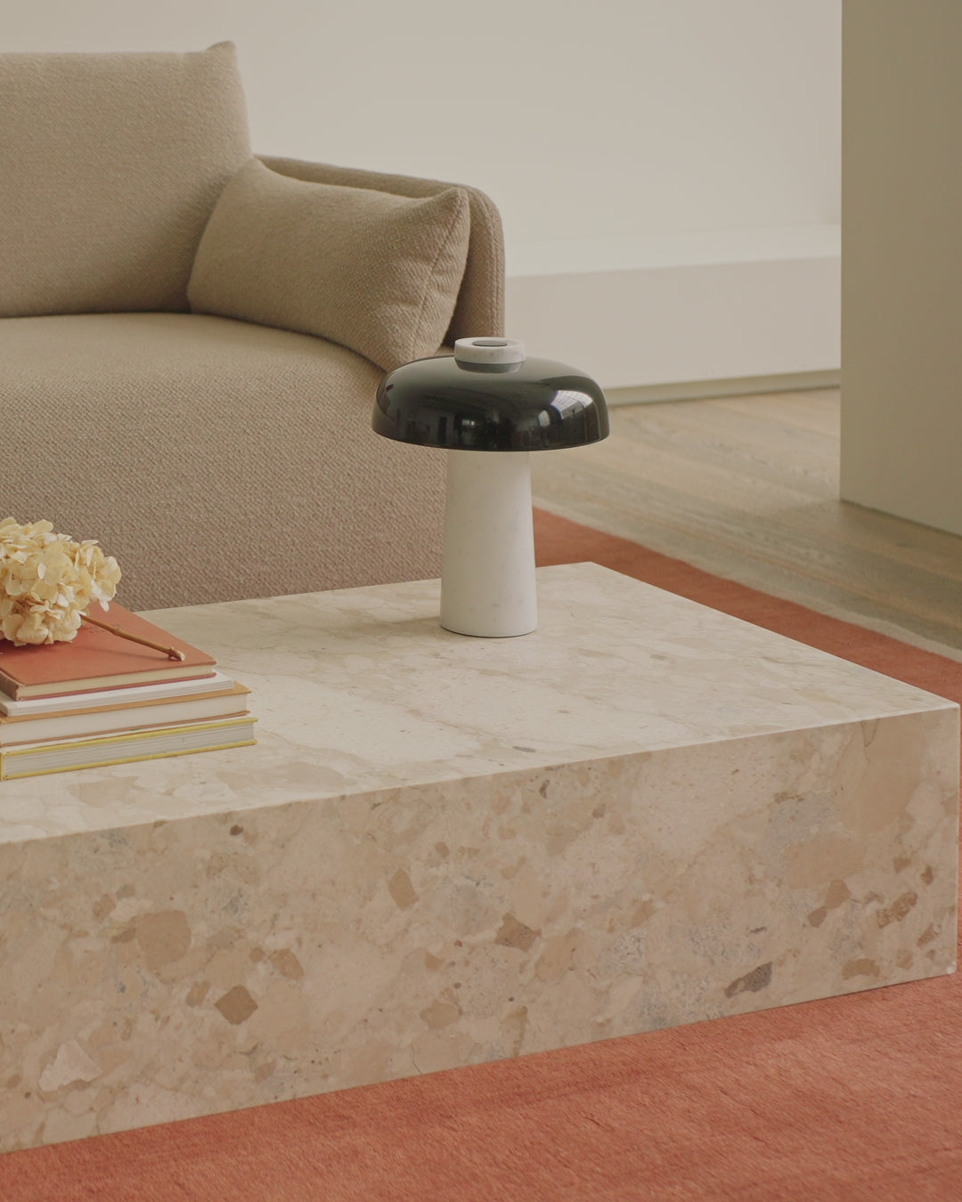 REVERSE Tischleuchte brauner Schirm mit Steinsockel