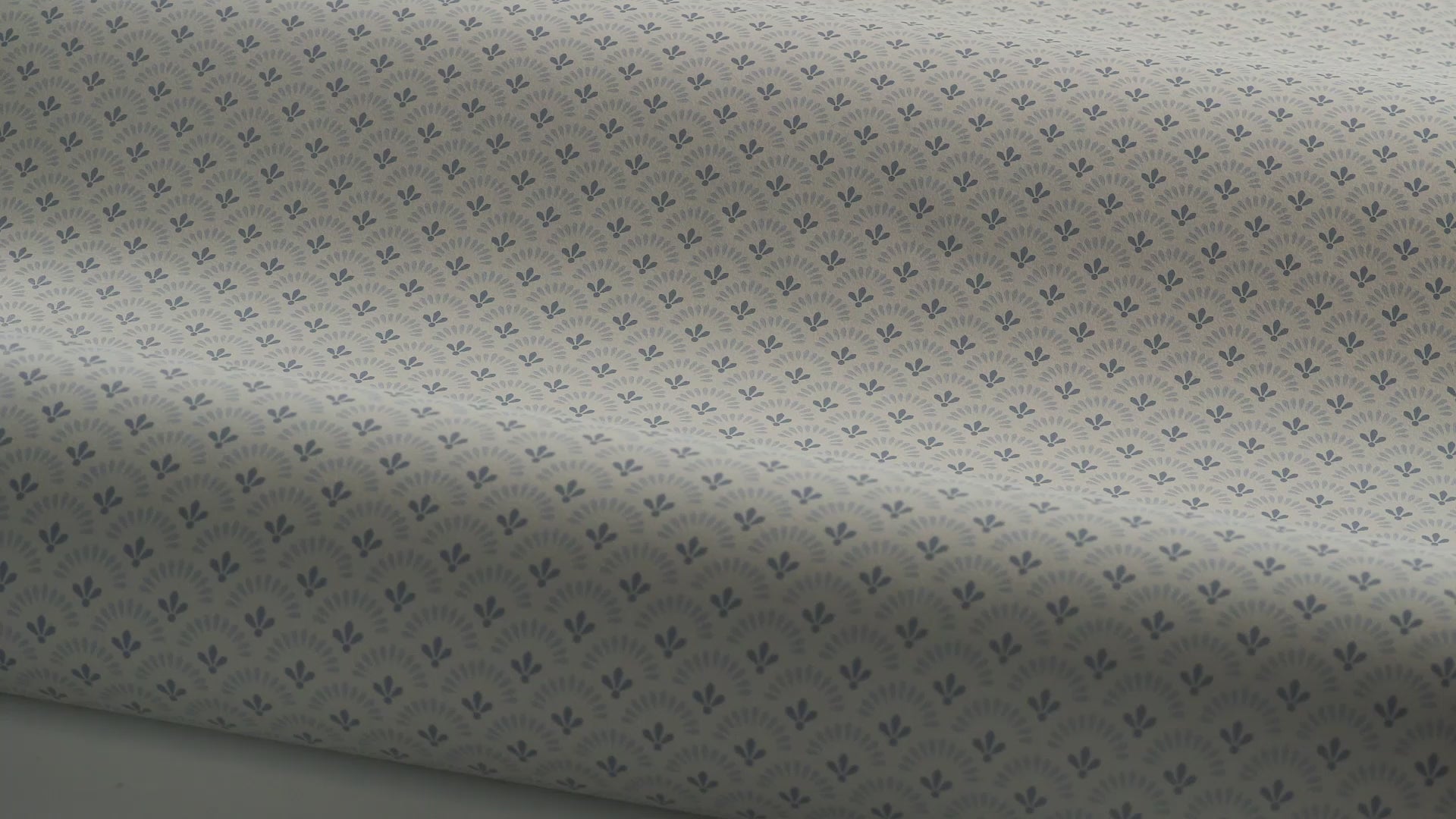 Geometric Wallpaper with Daisy Flower Motif in Gray