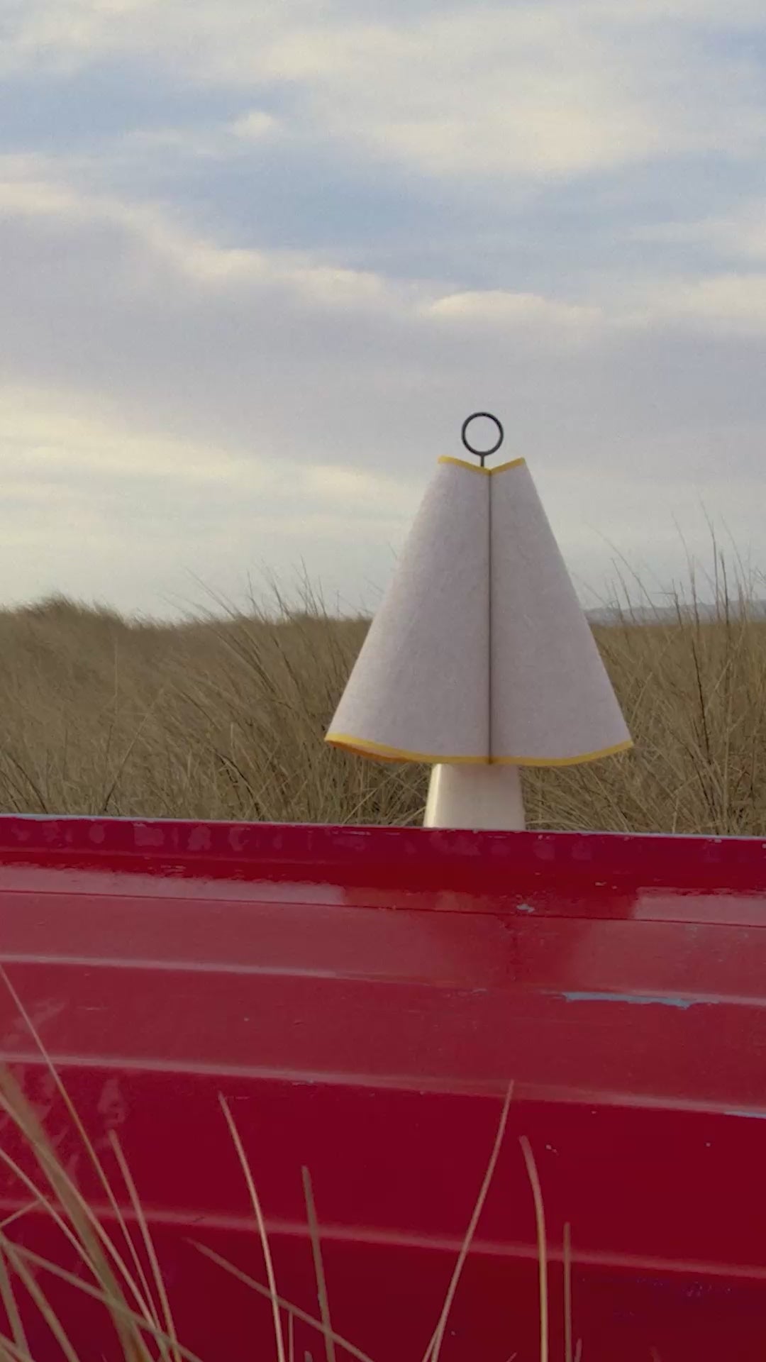 Lampa przenośna HORNBÆK biały z żółtym wykończeniem – Gubi