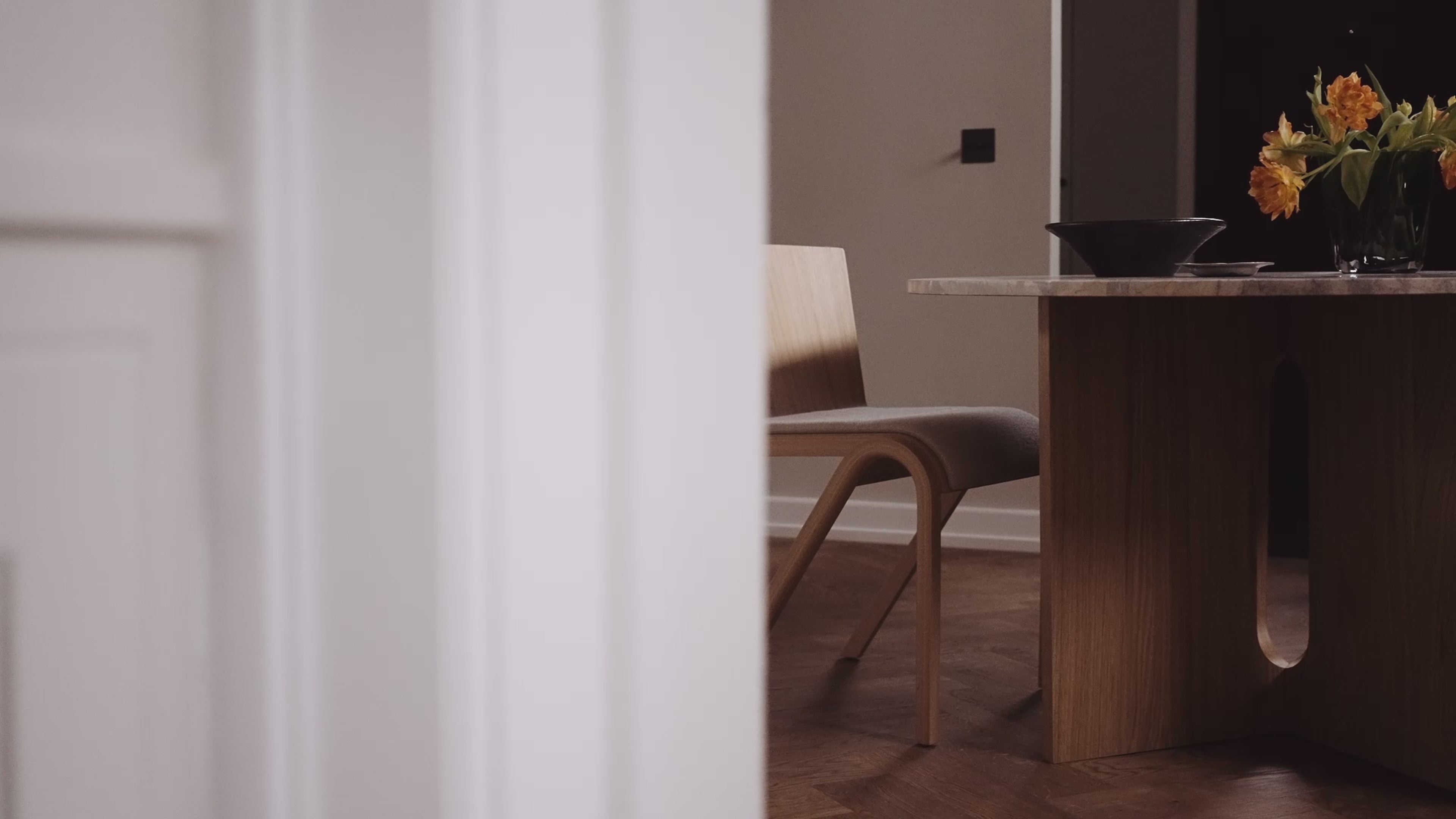 Couchtisch ANDROGYNE beige Marmor mit Nussbaumfuß