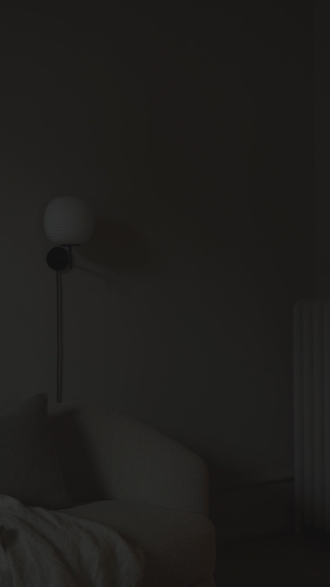 Lantern weiße Wandlampe mit einer schwarzen Basis