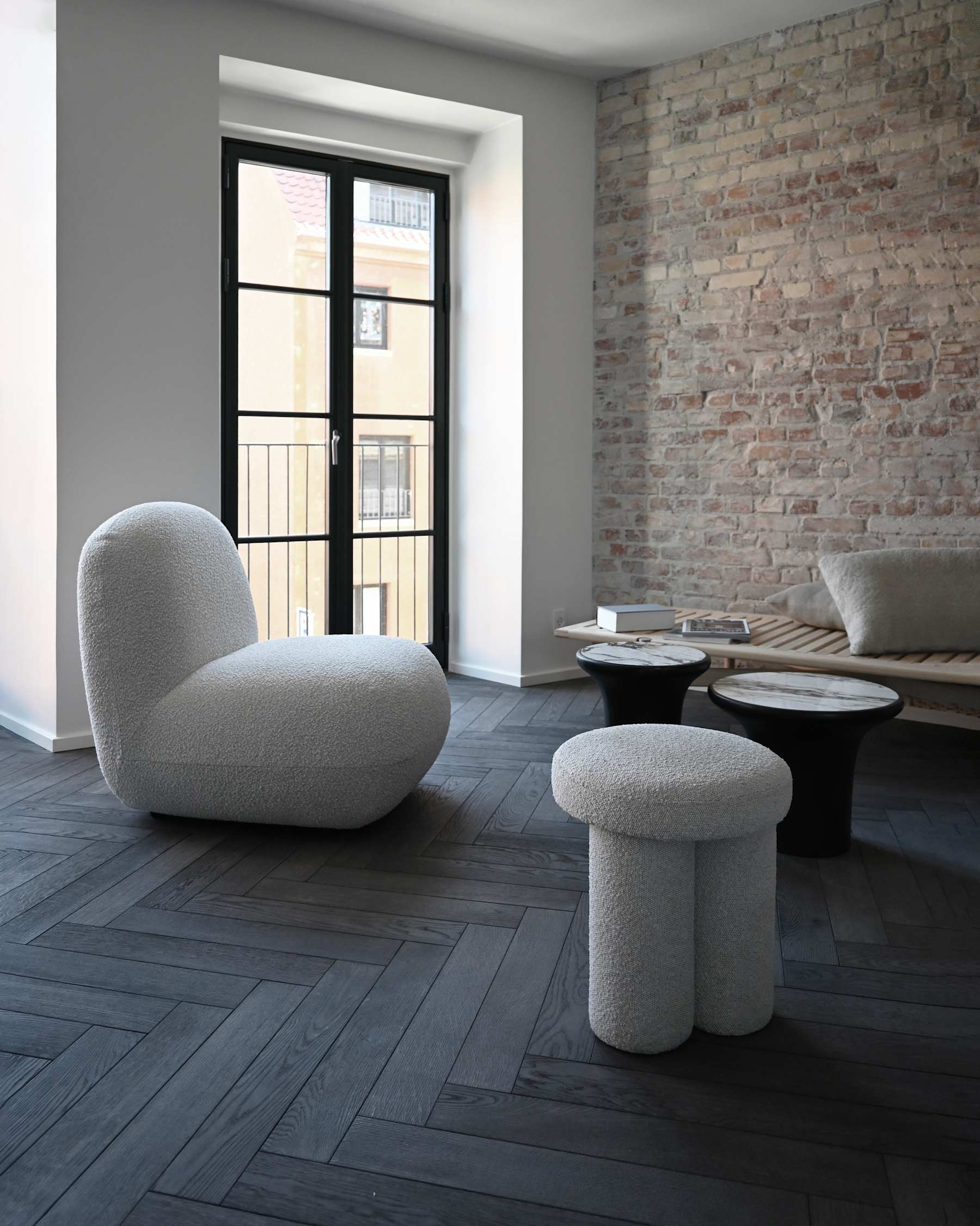 TRUMPET coffee table in concrete with marble