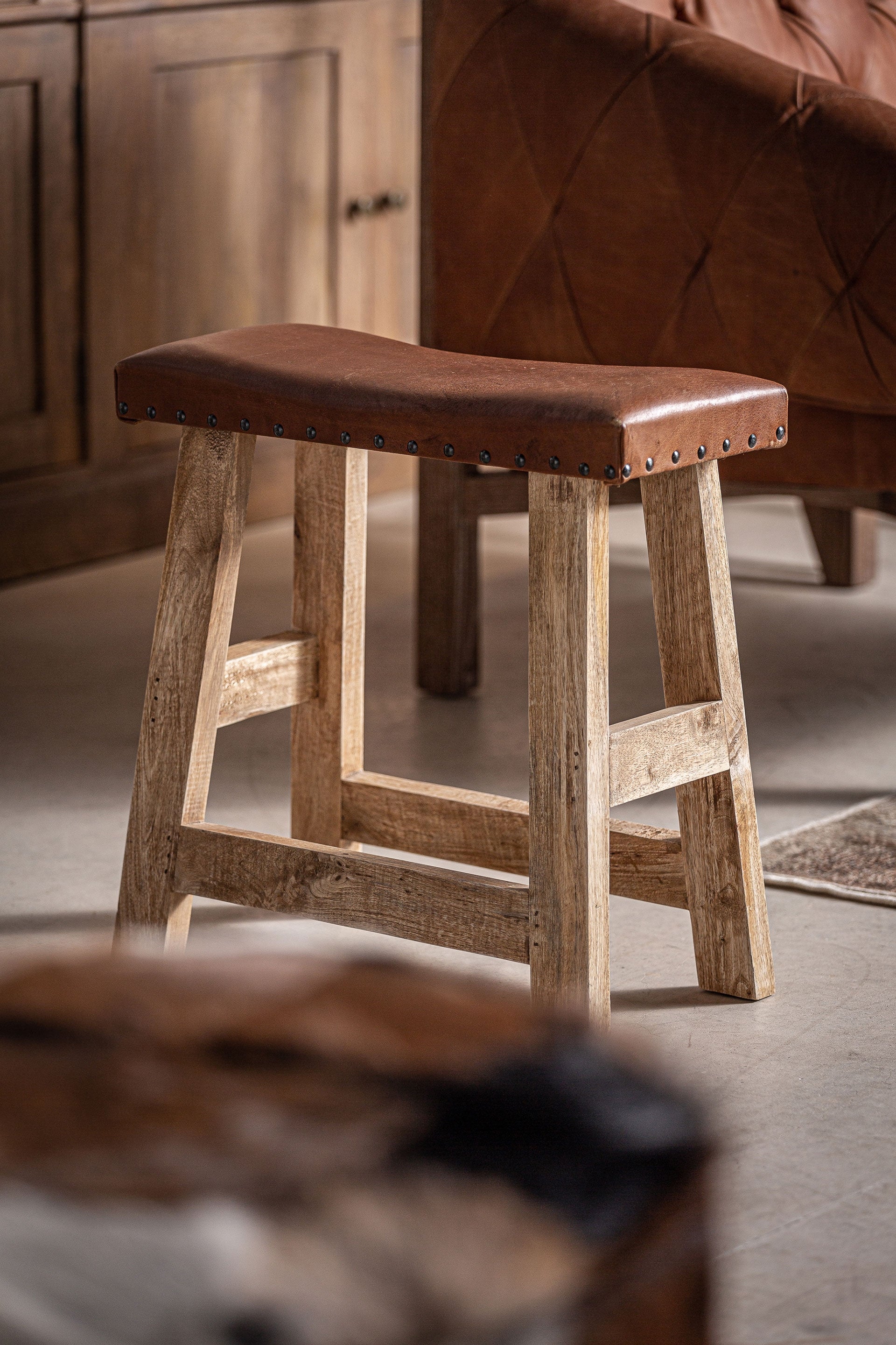 Hocker VAYOR aus Mangoholz mit Lederbezug