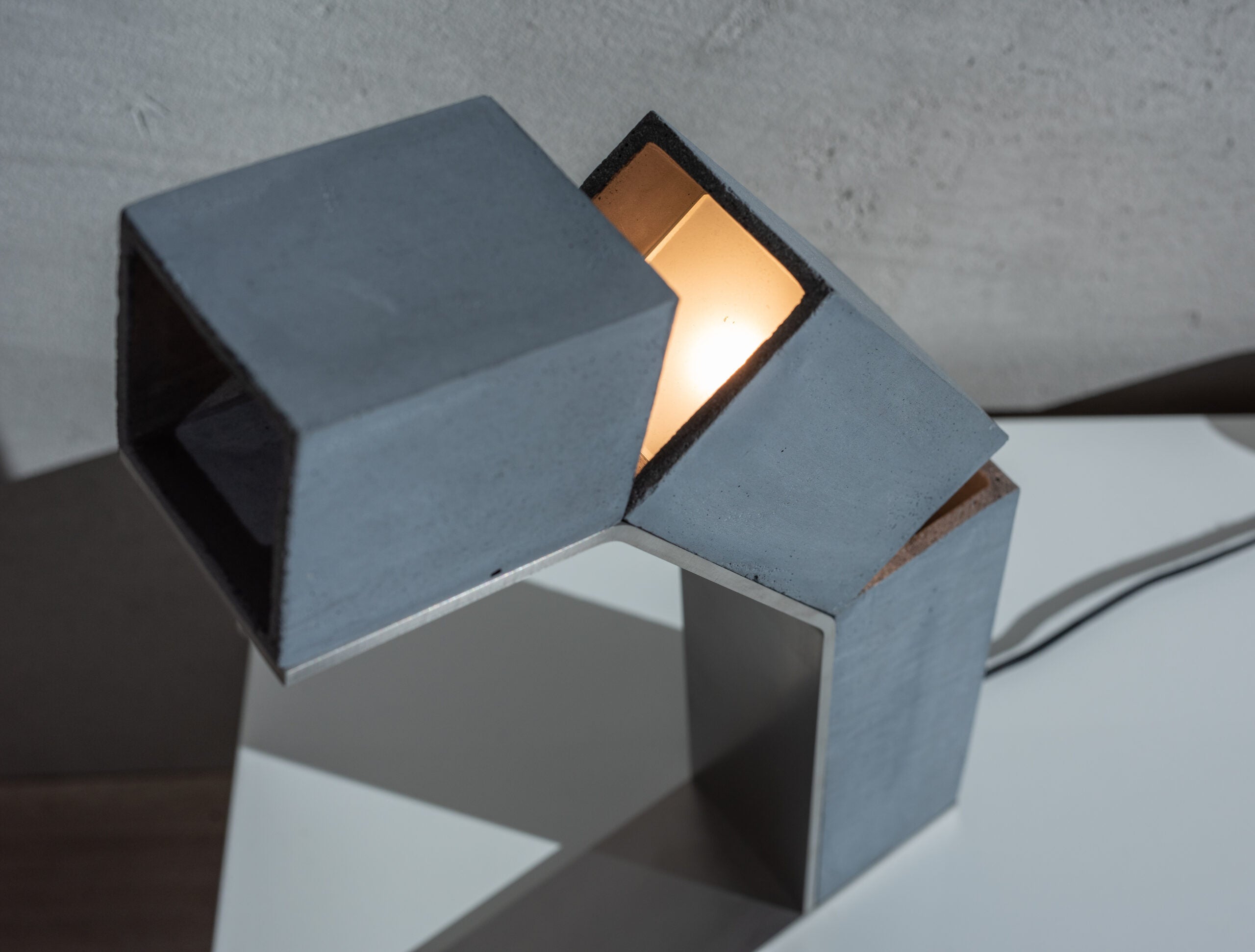 ROBOT Beton-Tischlampe