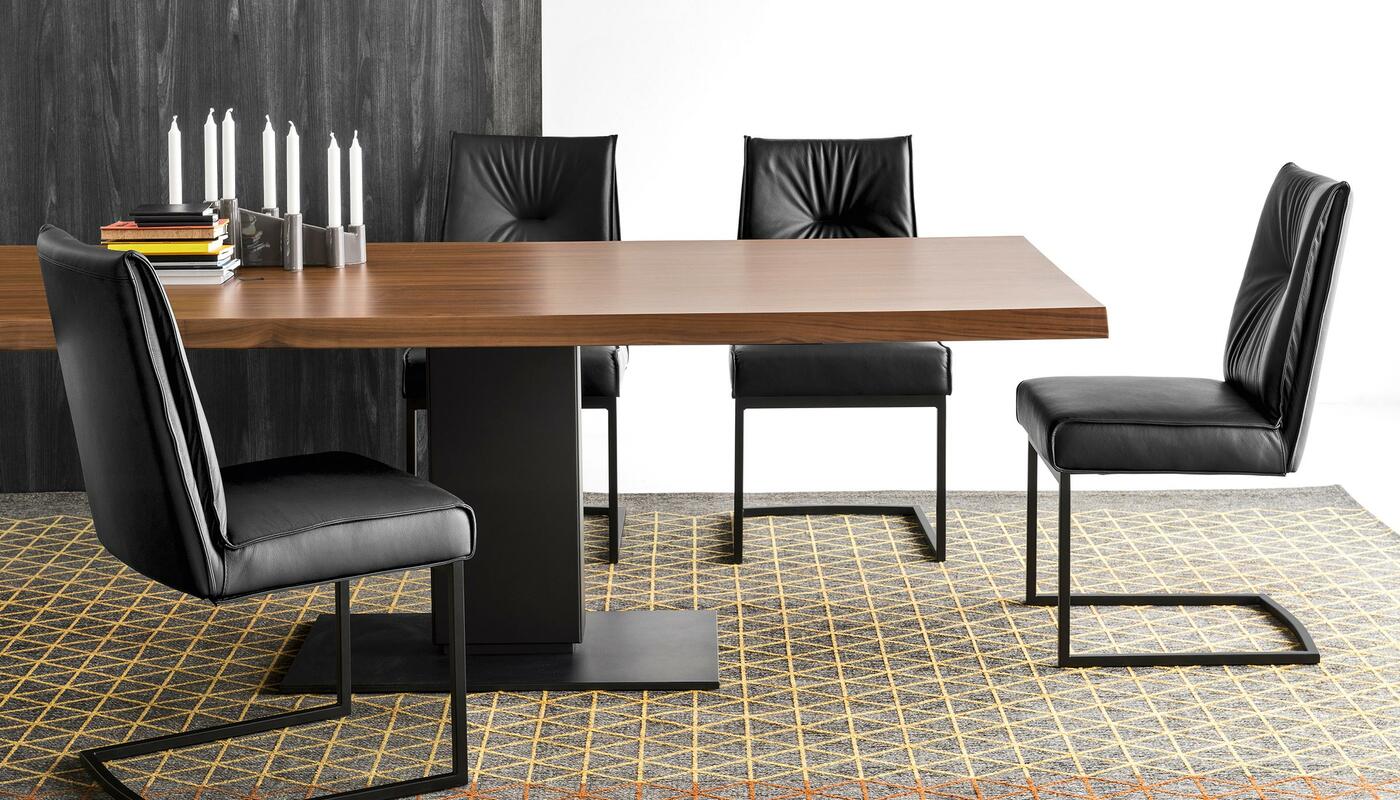 Stuhl ROMY mit cremefarbenem Sitz und schwarzem Gestell