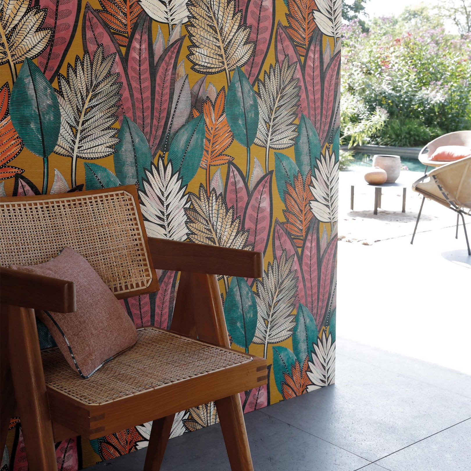 Strukturtapete mit pflanzlichem Motiv SABAL - TABAC/CELADON braun mit seledinfarbenem Akzent