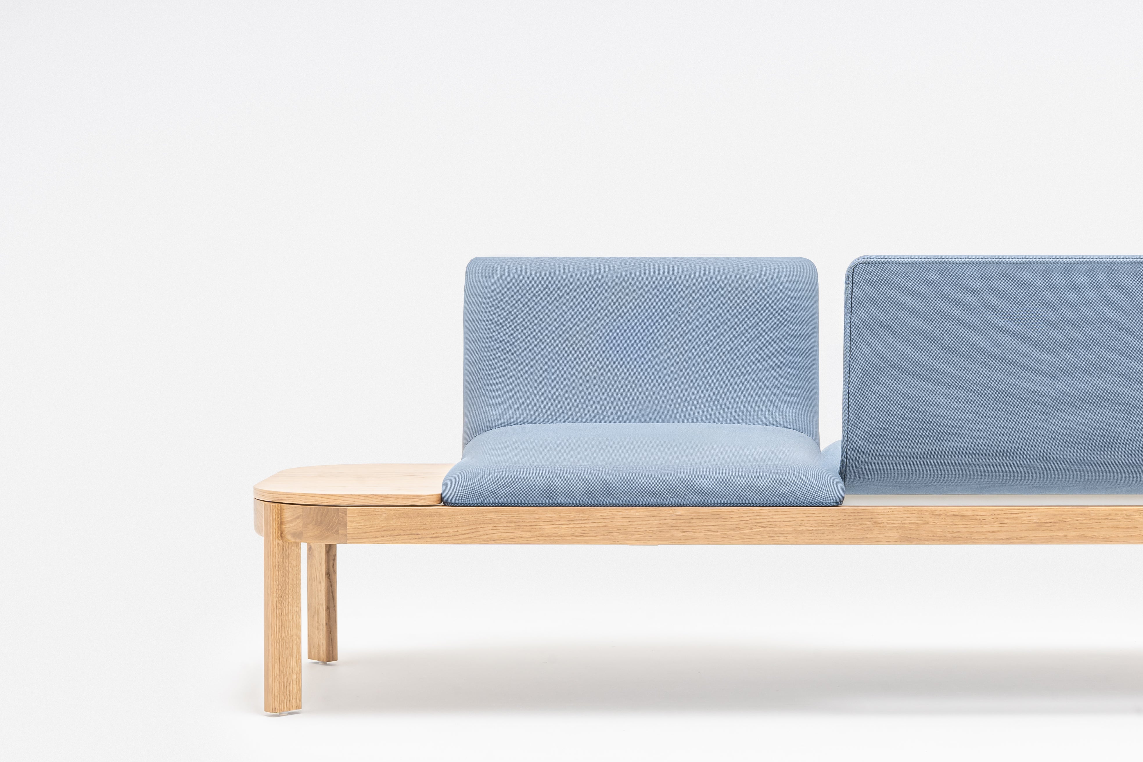 Gepolsterte Bank mit Rampen der Holzbasis