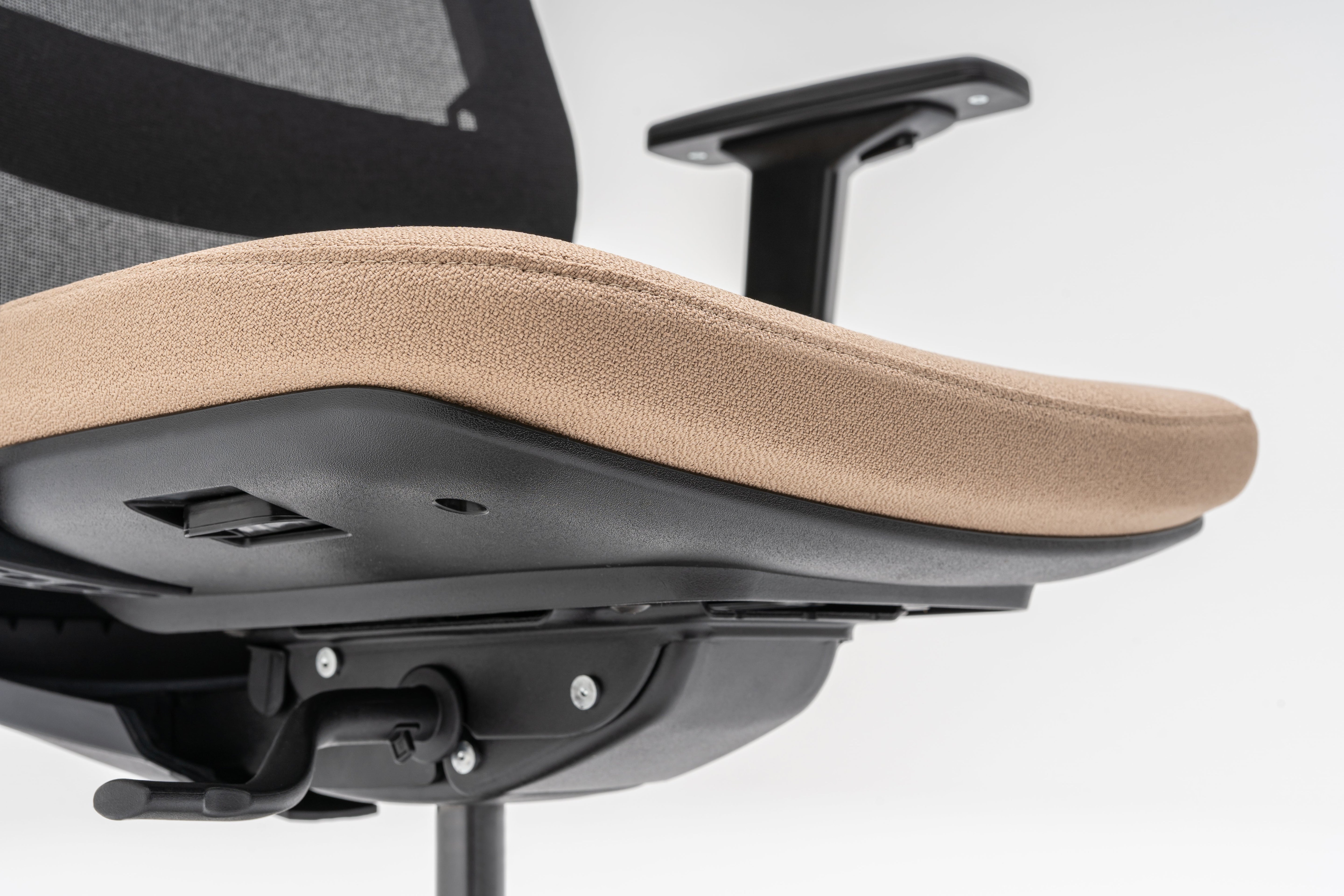 Sessel mit einer offenen Rückenlehne mit offener Arbeit mit Rädern an der weichen Oberfläche