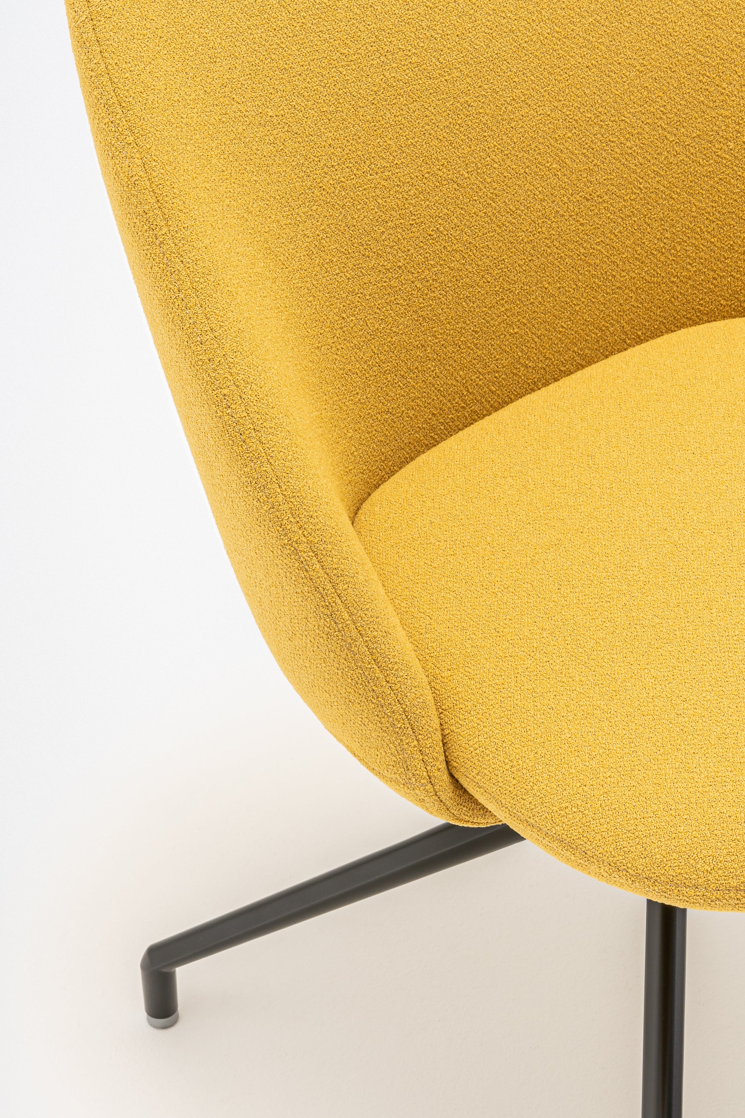 Rotbarer Sessel mit niedrigem Rückenmetall -Parallelbasis