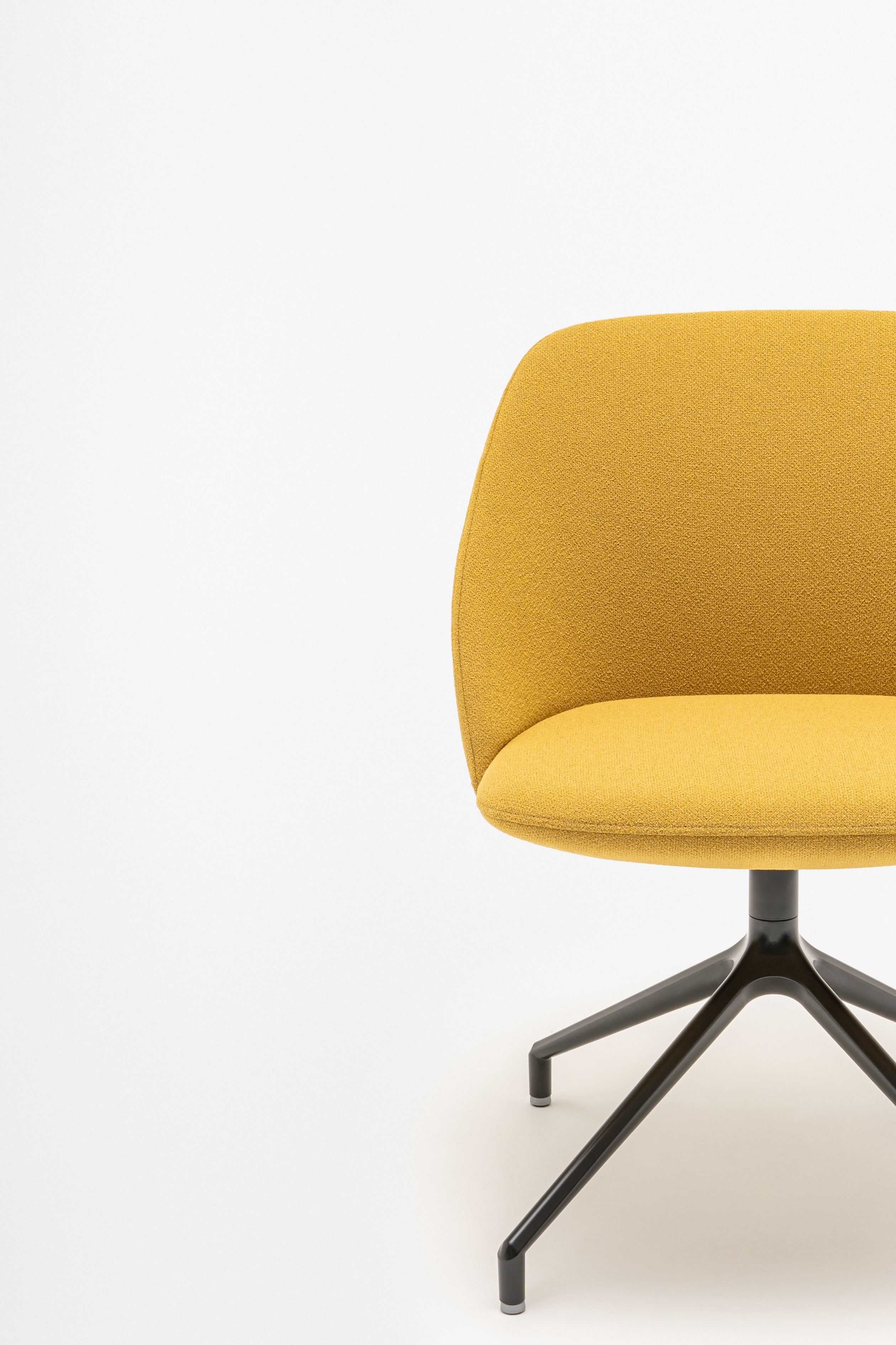 Rotbarer Sessel mit niedrigem Rückenmetall -Parallelbasis