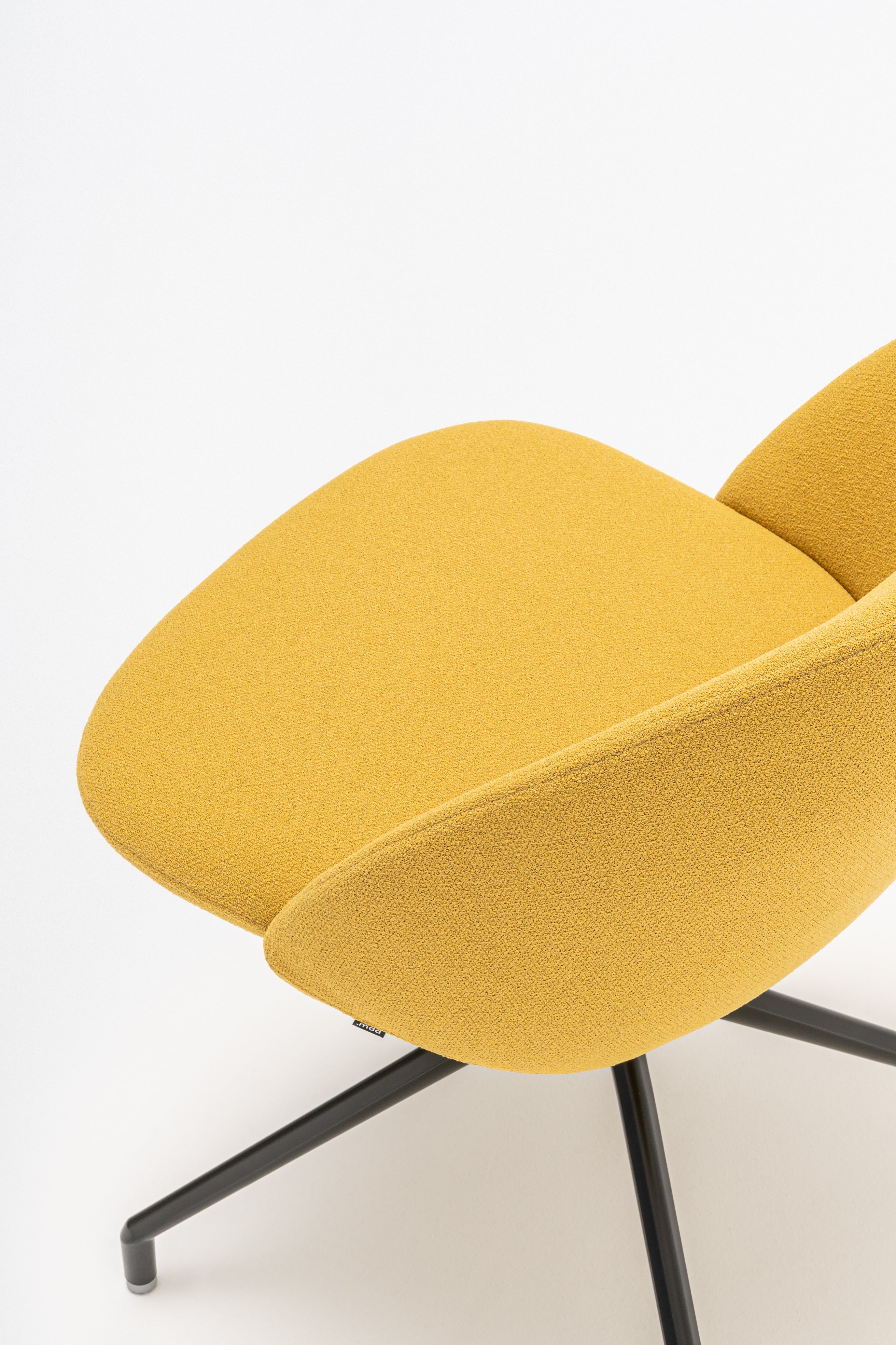 Rotbarer Sessel mit niedrigem Rückenmetall -Parallelbasis