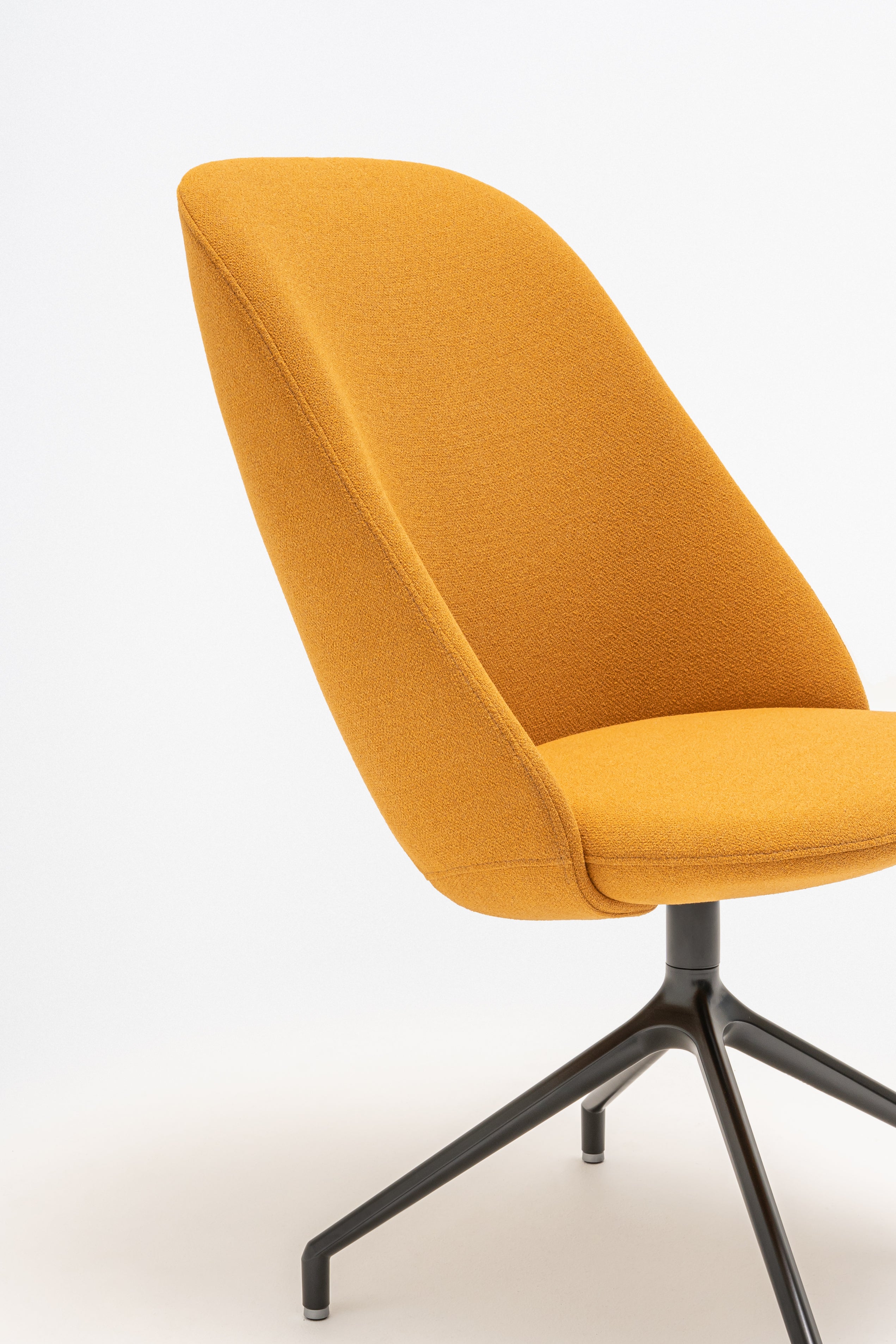 Rotbarer Sessel mit einer hohen Basis -Metall -Parallelbasis