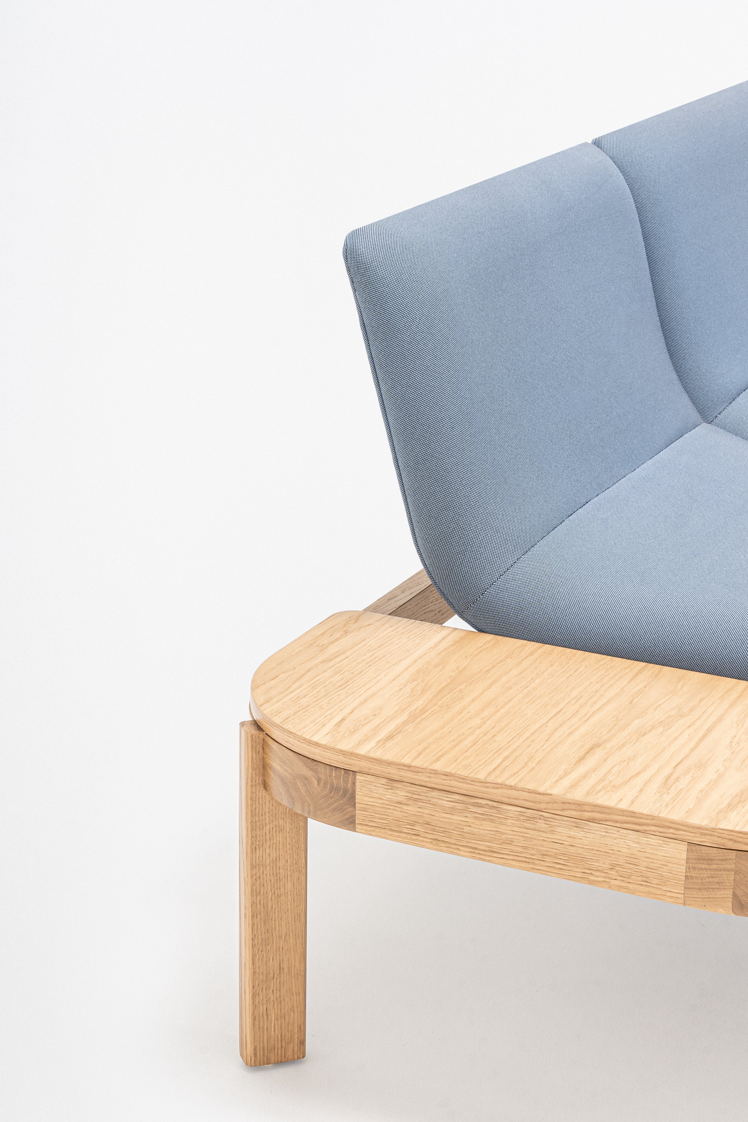 Gepolsterte Bank mit Rampen der Holzbasis