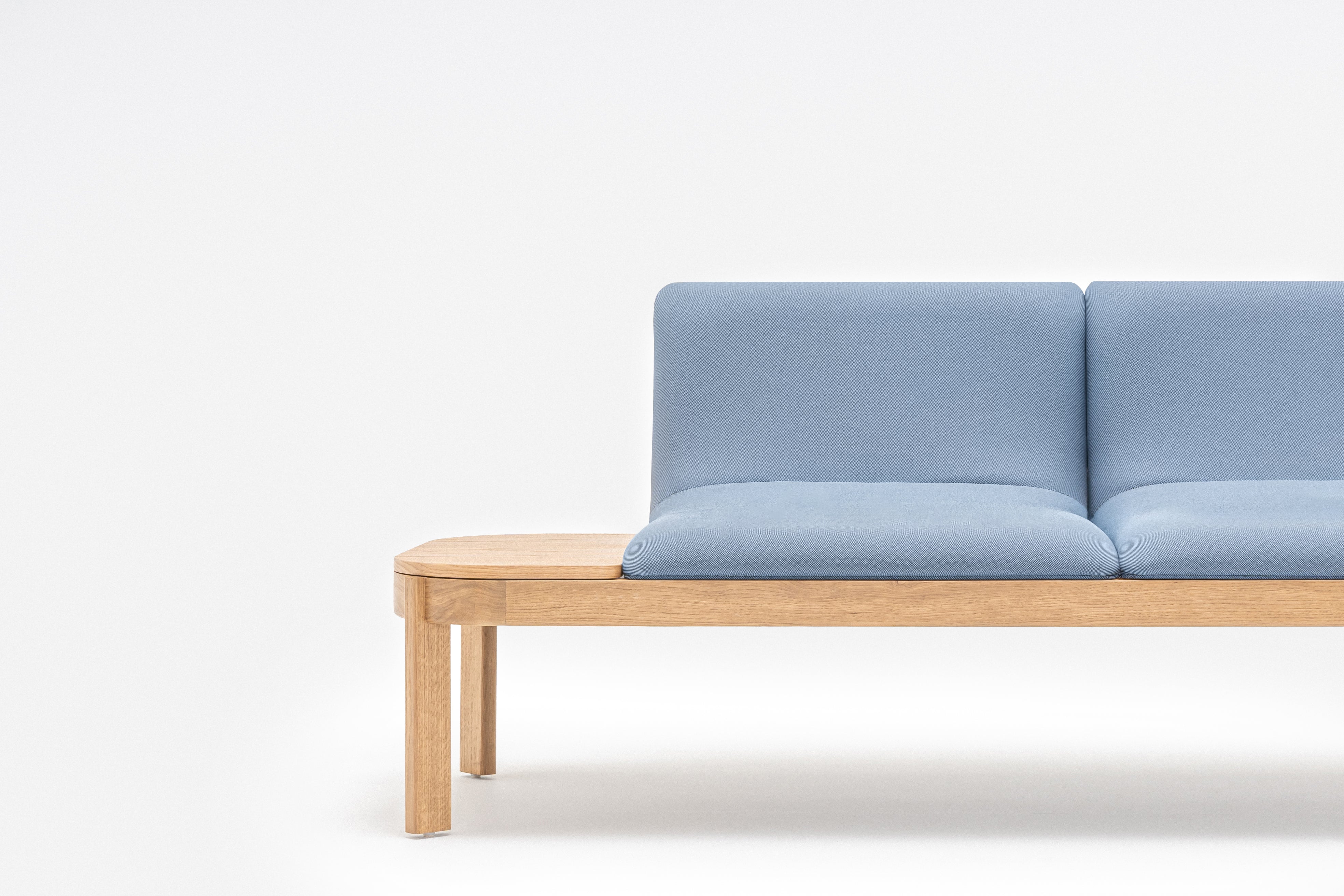 Gepolsterte Bank mit Rampen der Holzbasis