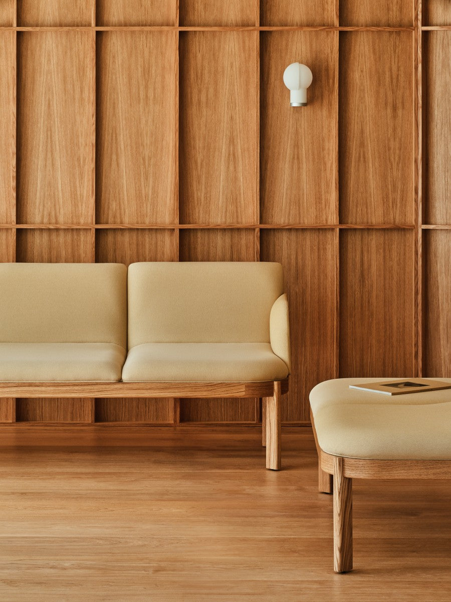 Gepolsterte Bank mit Rampen der Holzbasis