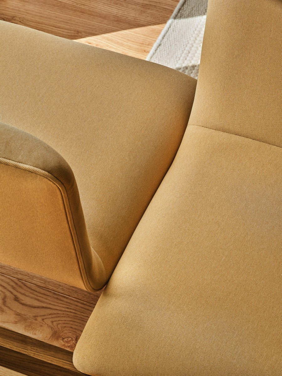 Gepolsterte Bank mit Rampen der Holzbasis