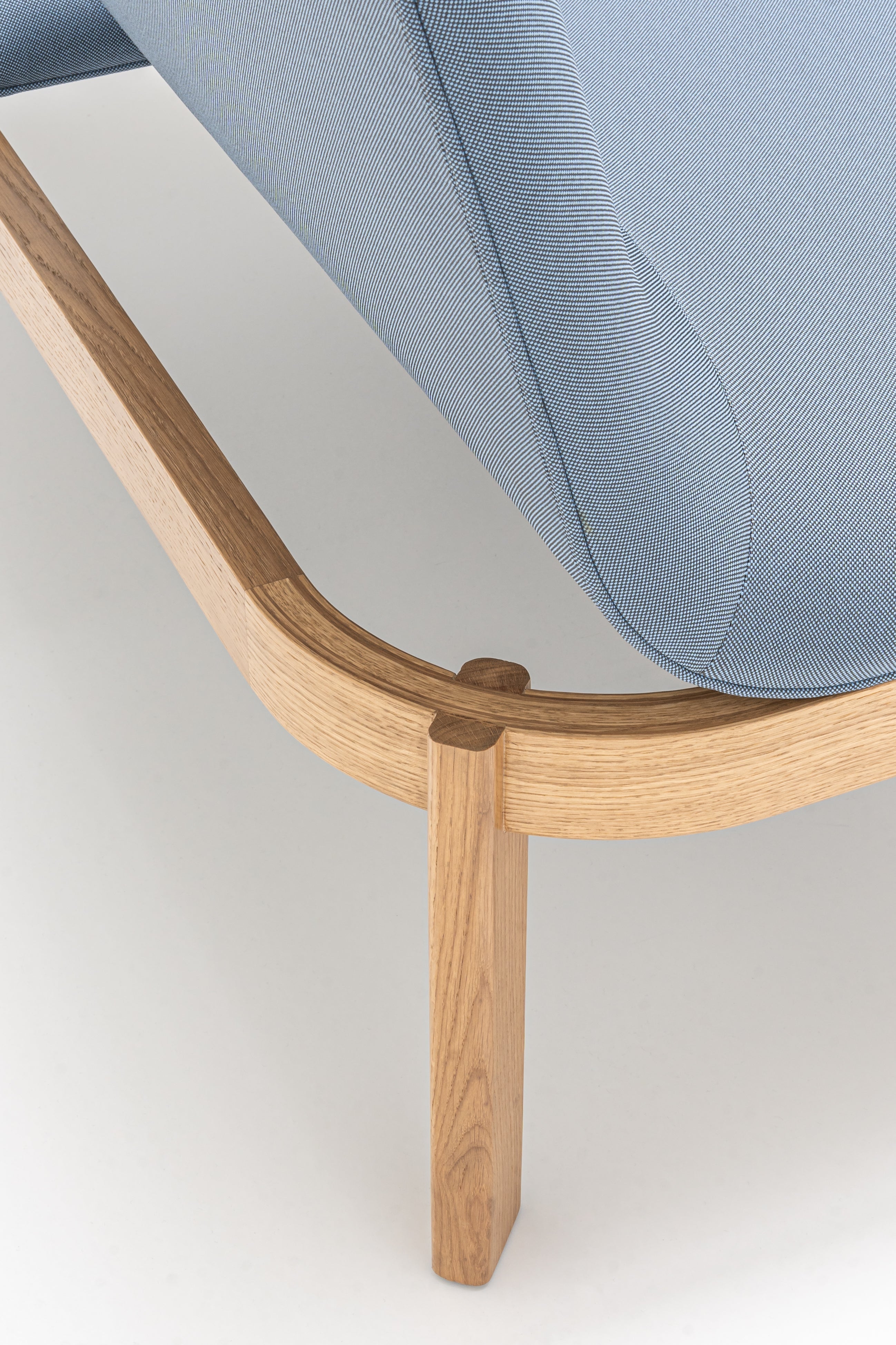 Gepolsterte Bank mit Rampen der Holzbasis