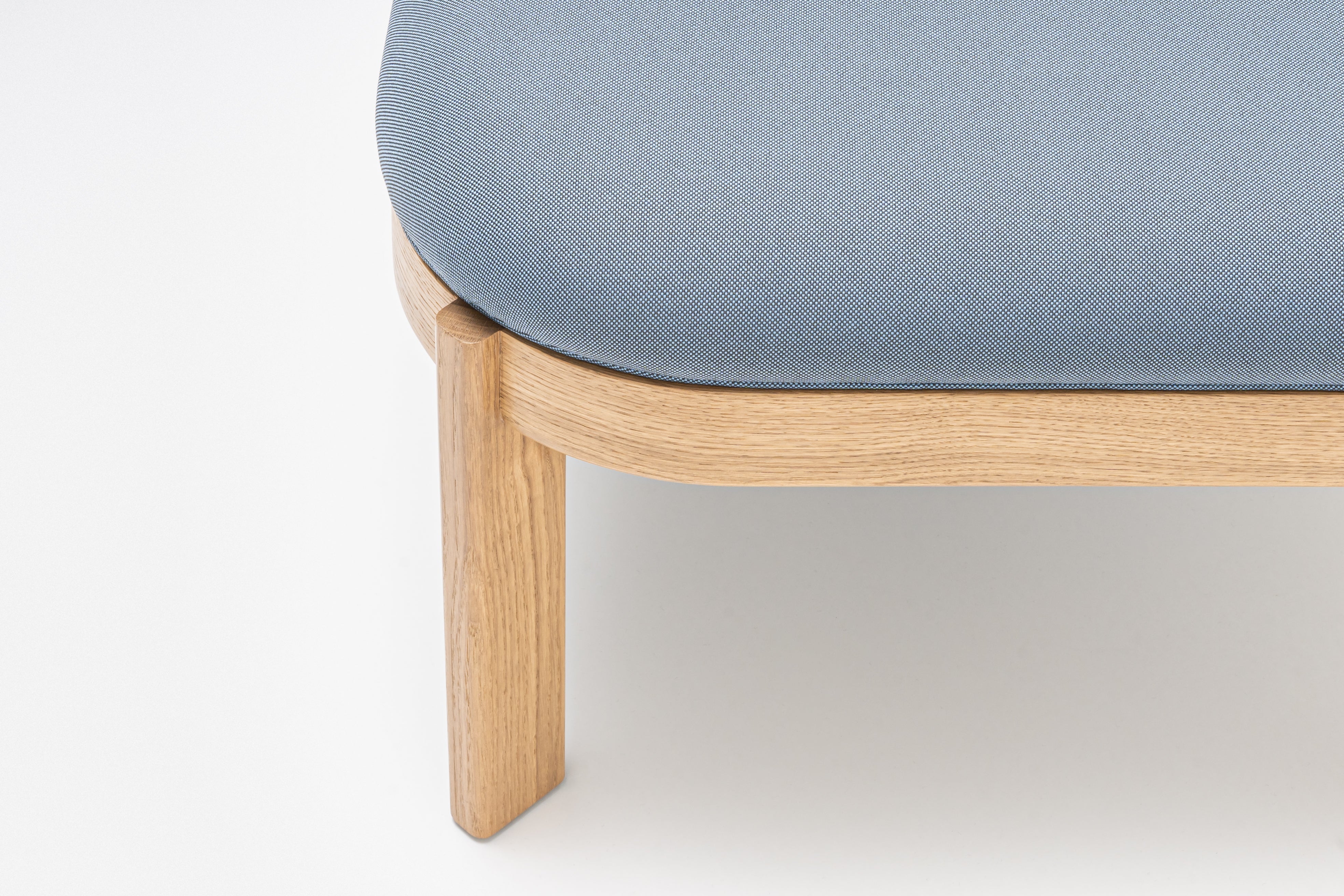 Gepolsterte Bank mit Rampen der Holzbasis