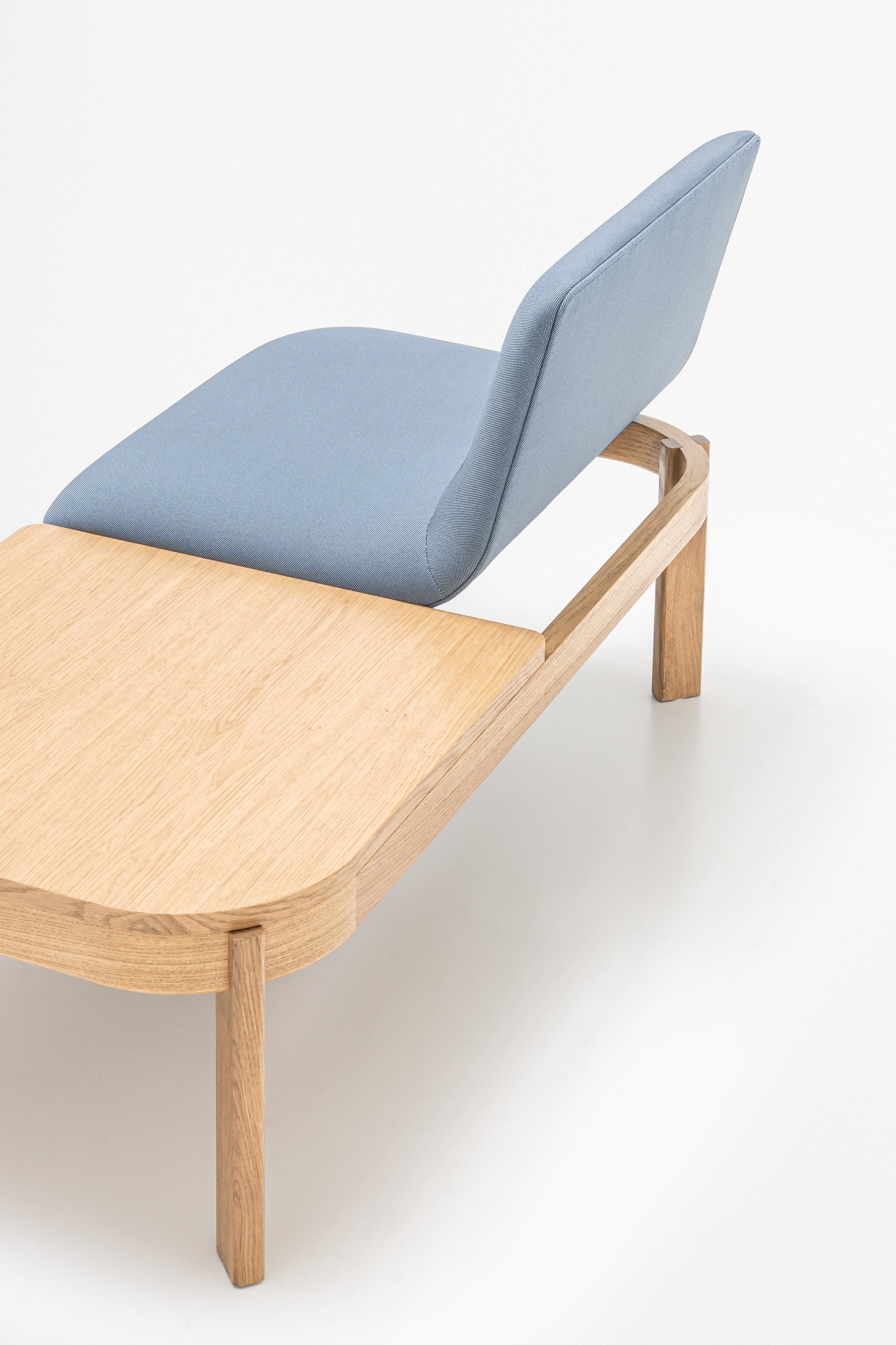 Gepolsterte Bank mit Rampen der Holzbasis