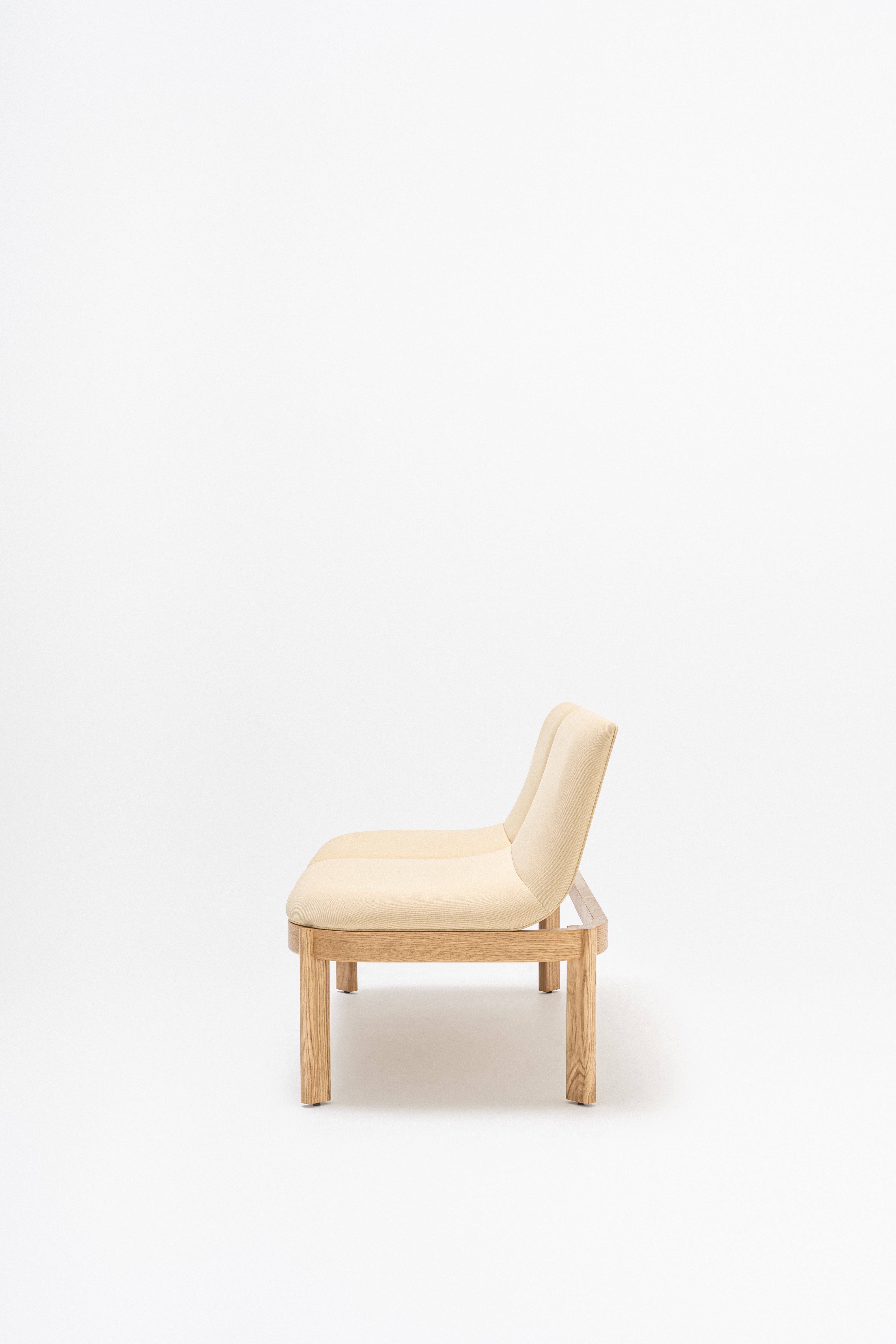 Gepolsterte Bank mit Rampen der Holzbasis