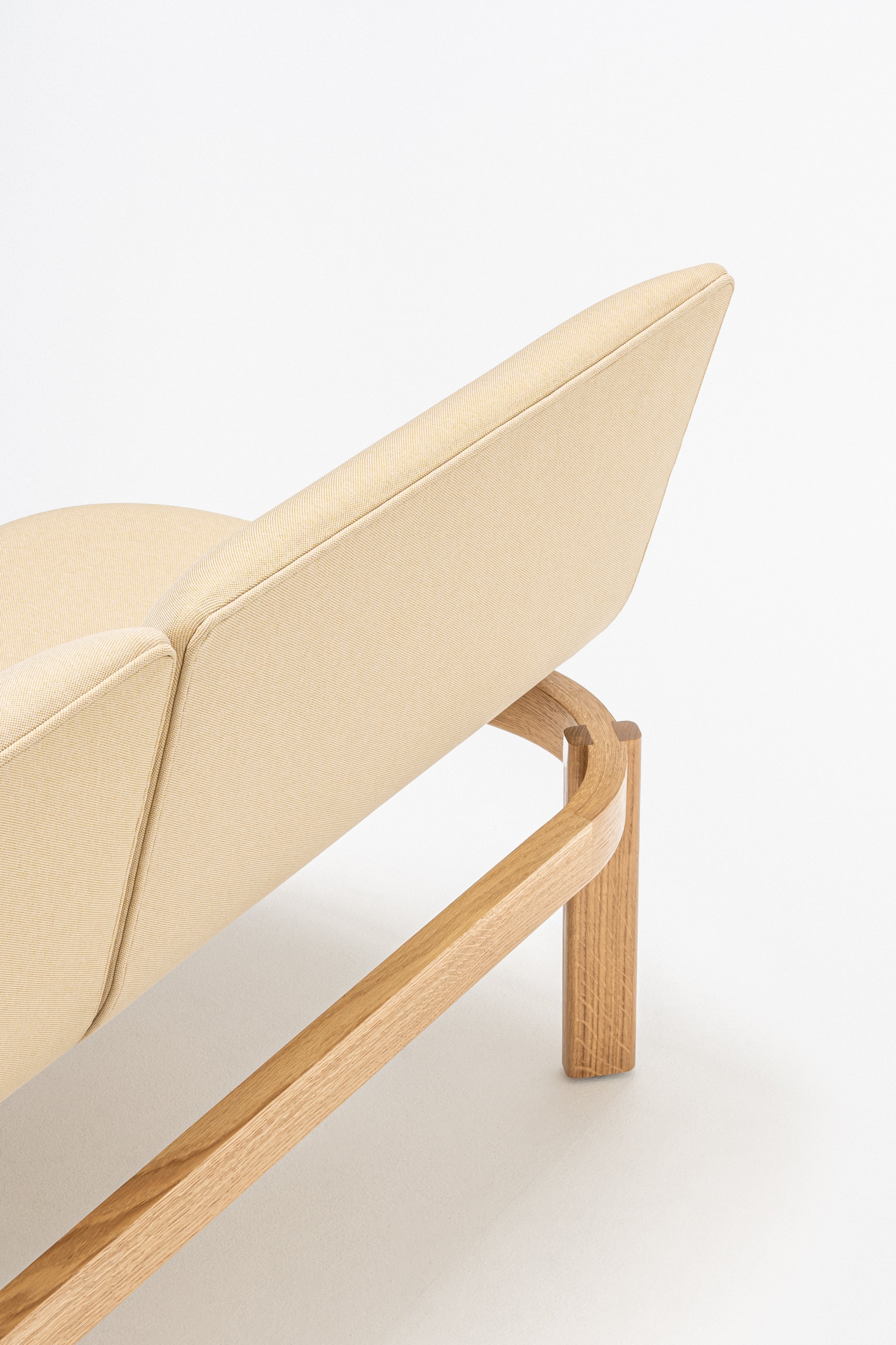 Gepolsterte Bank mit Rampen der Holzbasis