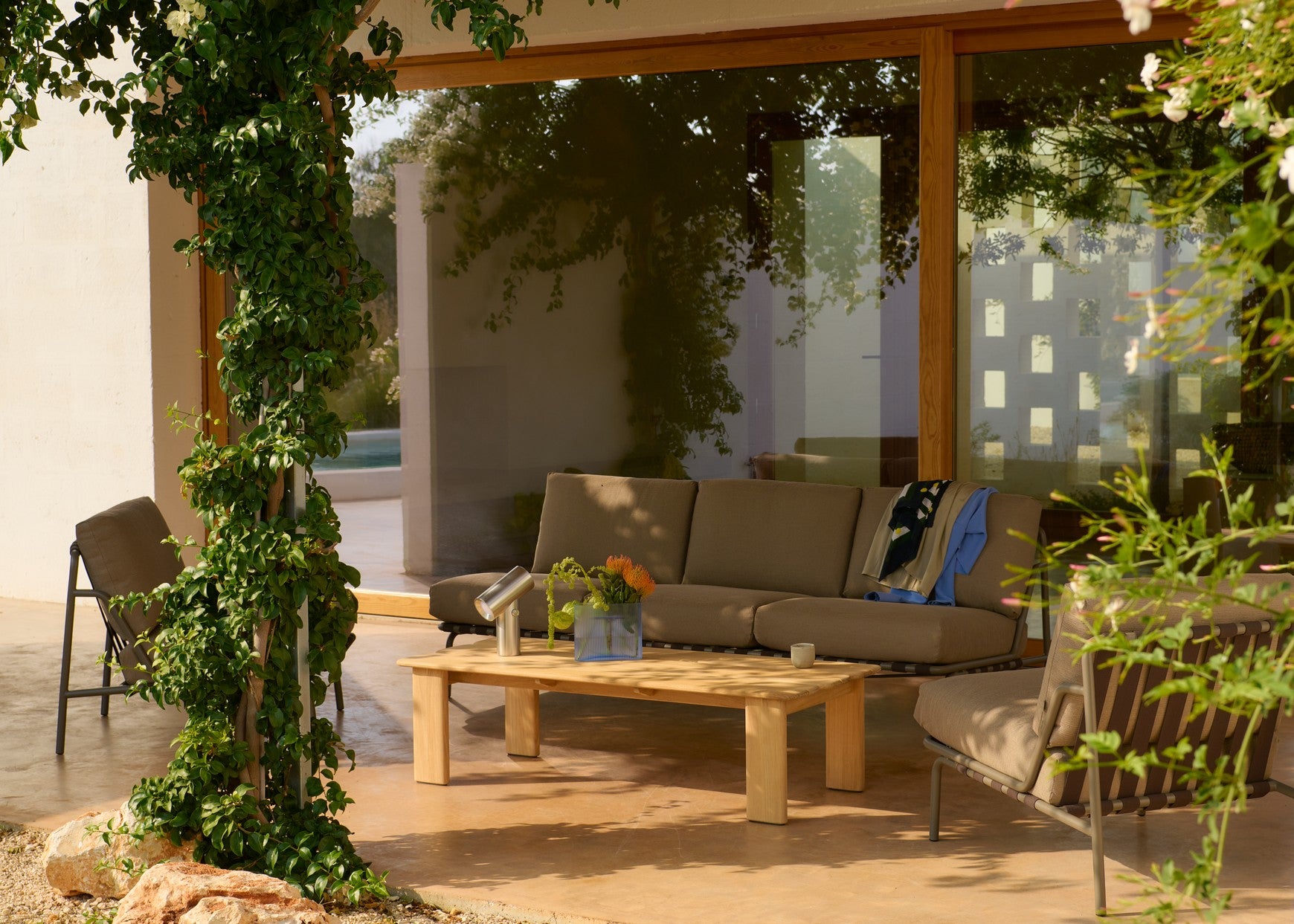 SETTLE 3-Seater Outdoor Sofa in Gray with Green Base