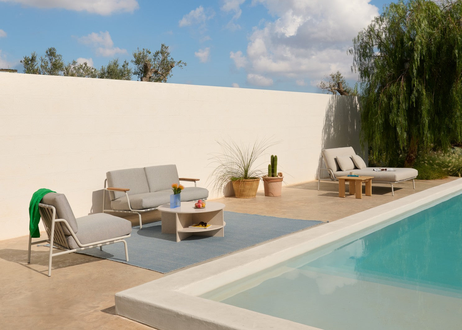 SETTLE Outdoor Lounger Brown with Taupe Base