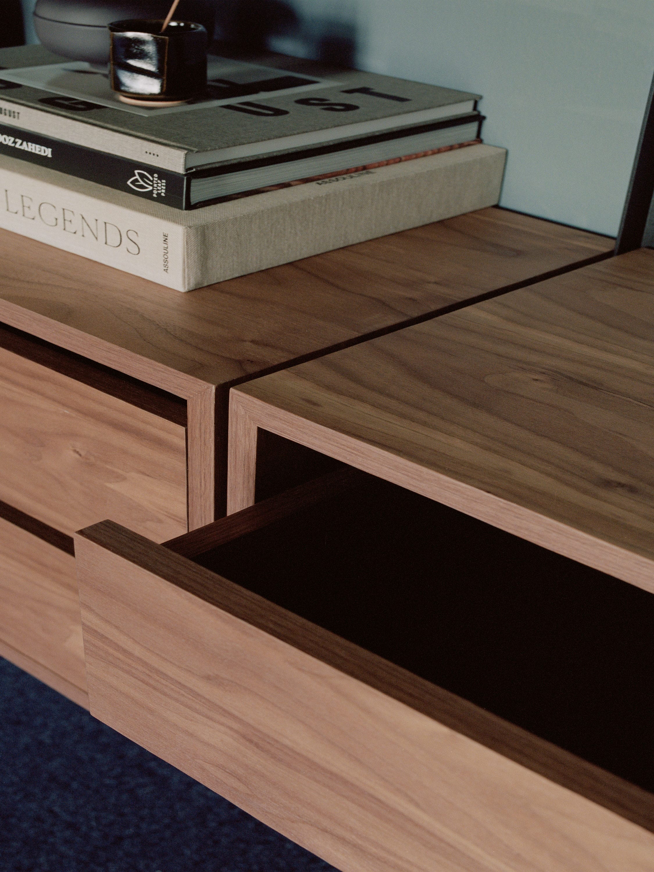 Hängeschrank mit neuen Werken Nussfurnierschubladen