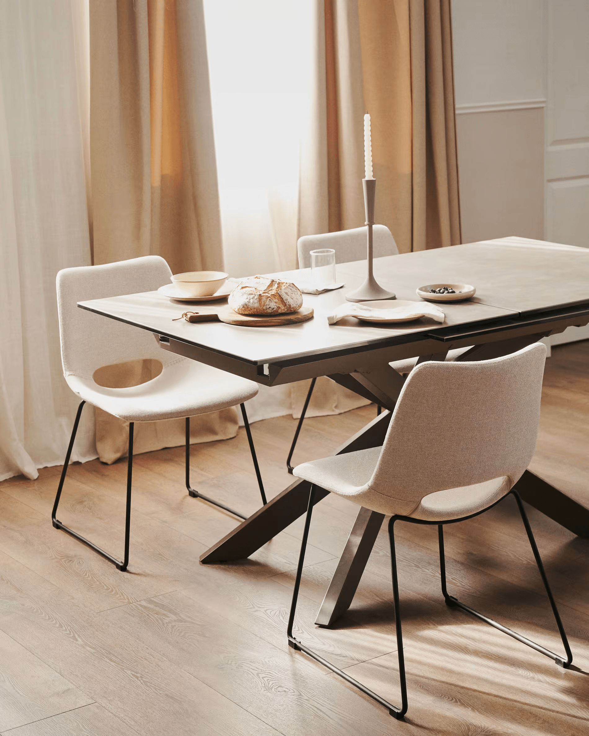 Stół rozkładany ATMINDA porcelanowy blat z brązową podstawą – Kave Home