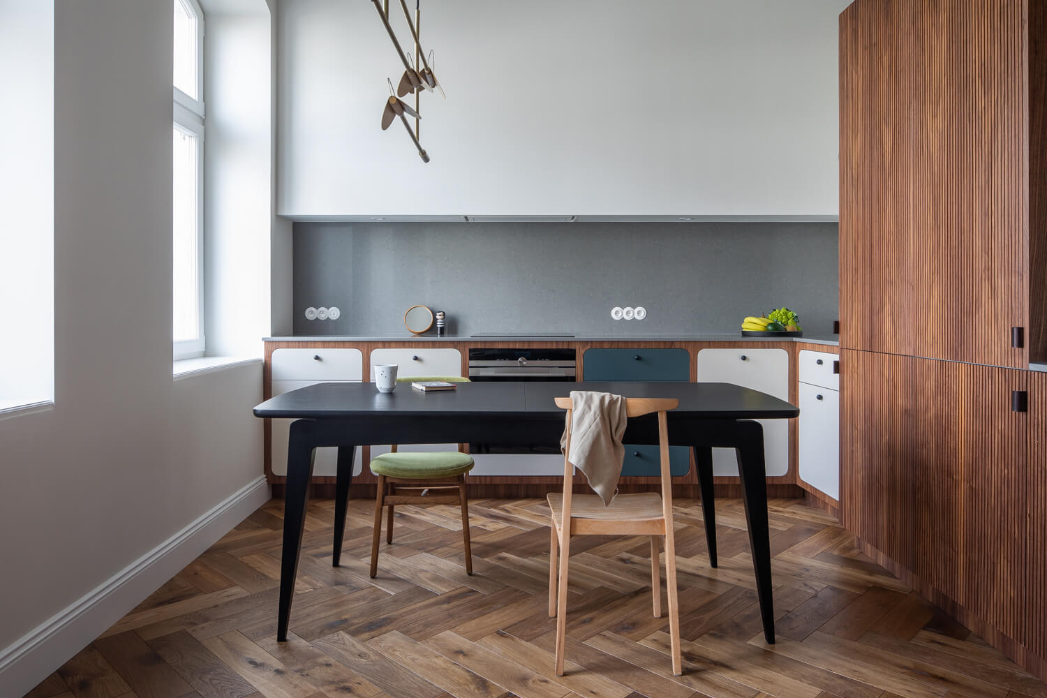 TAOZ extendable table black oak