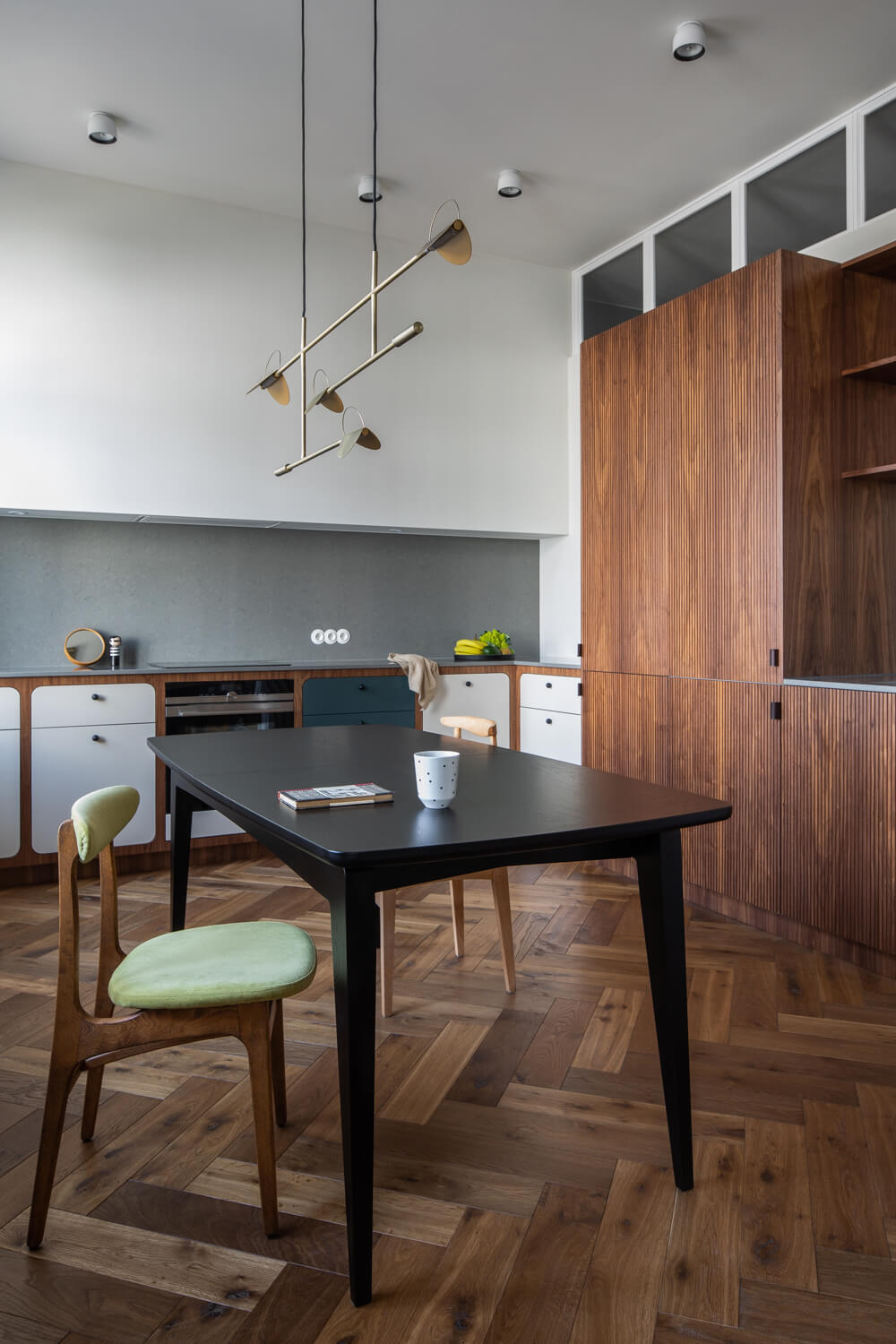 TAOZ extendable table black oak