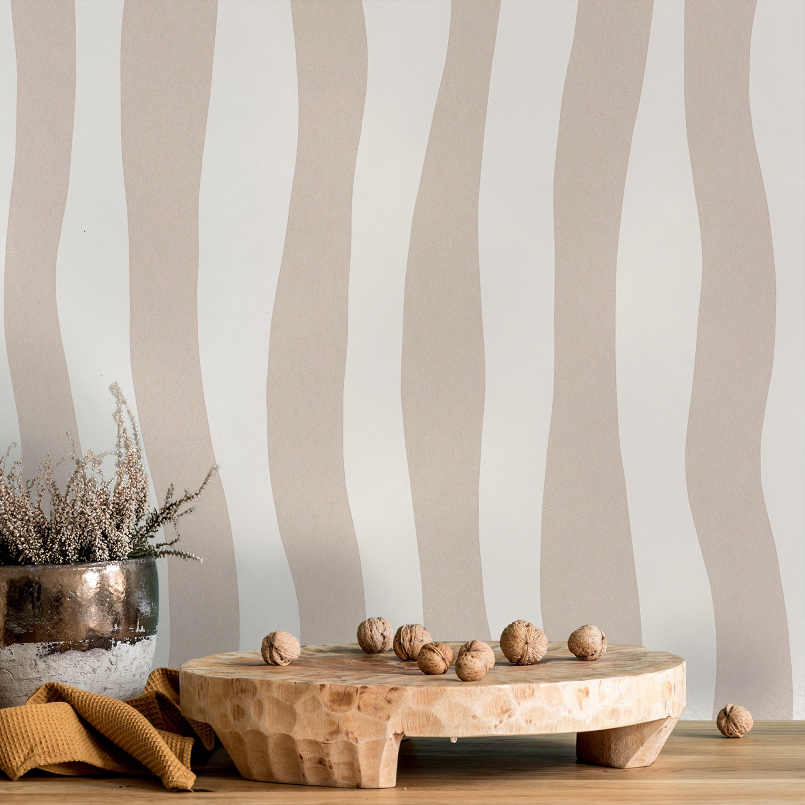 Structural wallpaper with an abstract wavy stripe pattern SUNDAE - POWDER BEIGE